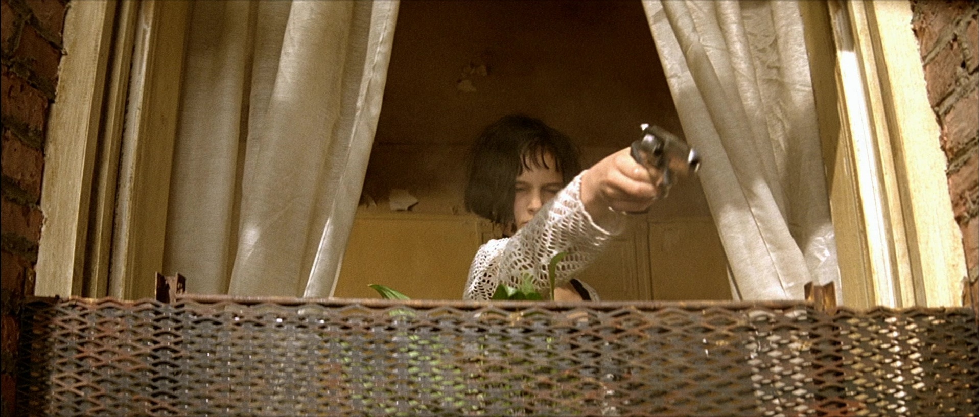 Léon (1994), wide, 2.35:1 — film still