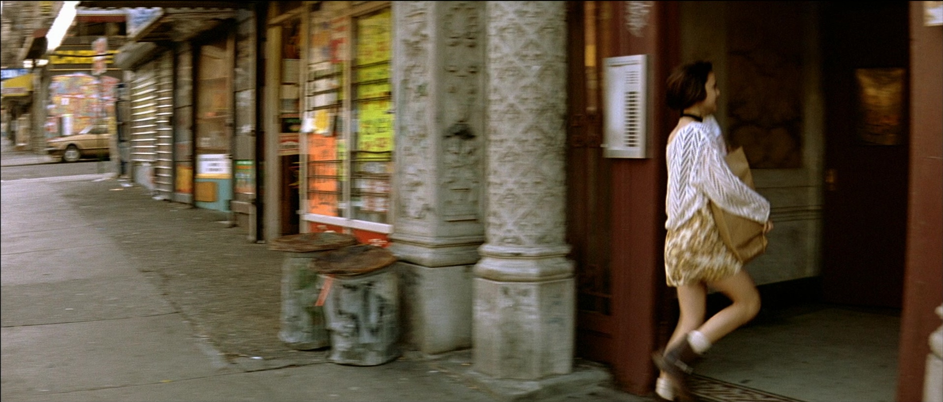 Léon (1994), wide, 2.34:1 — film still