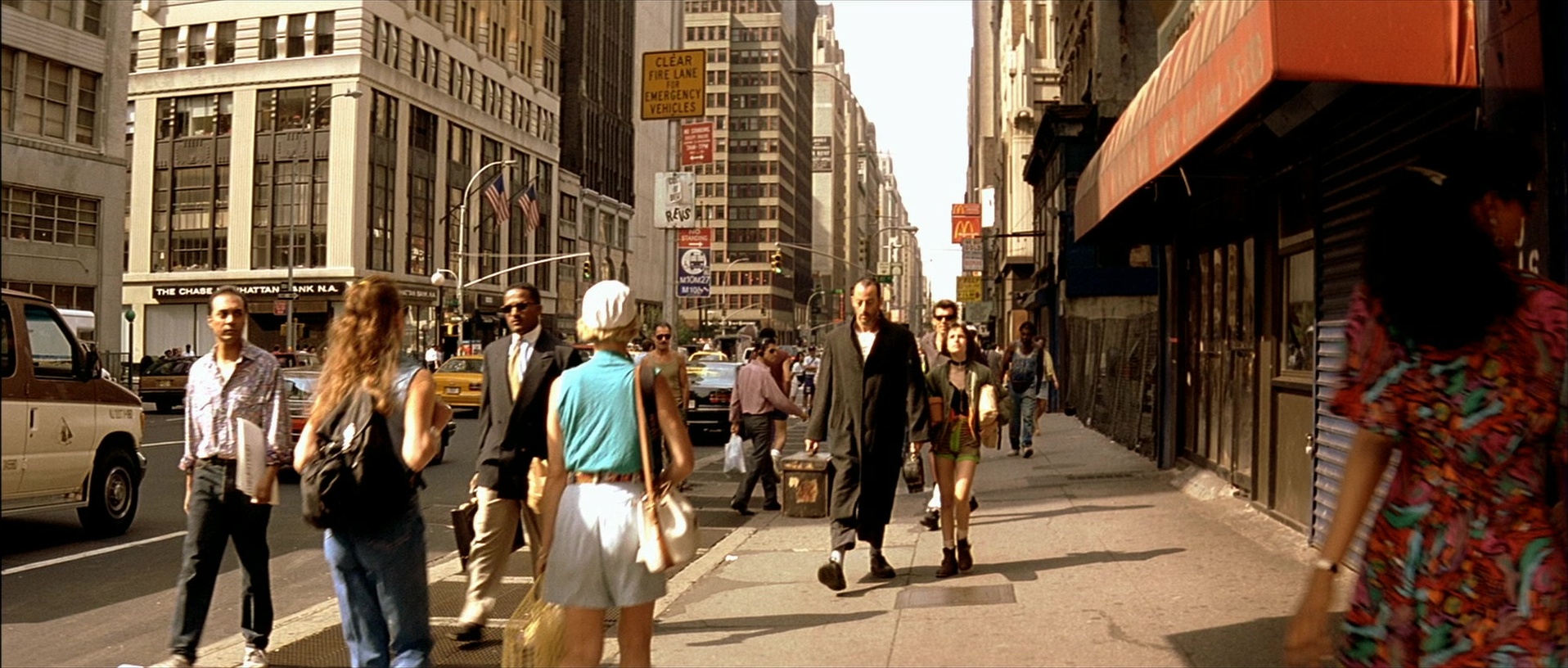 Léon (1994), wide, 2.35:1 — film still