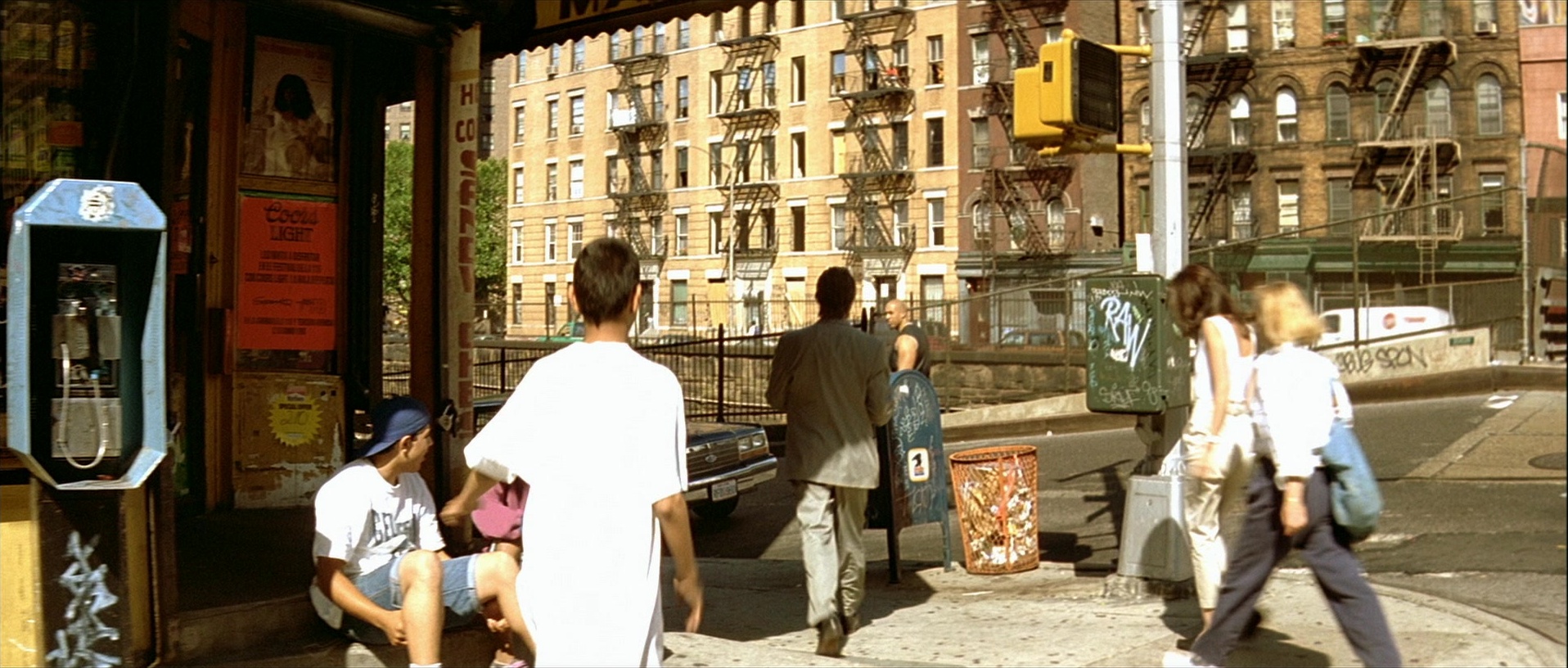 Léon (1994), wide, 2.35:1 — film still
