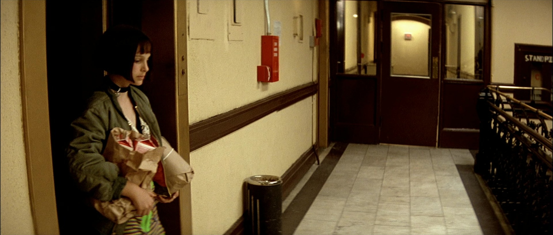 Léon (1994), wide, 2.35:1 — film still