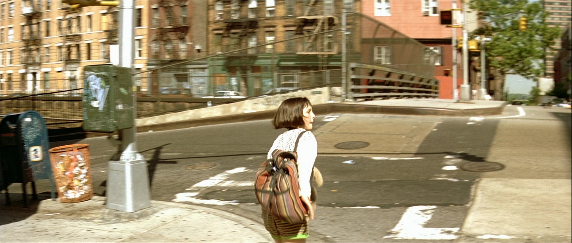 Léon (1994), wide, 2.35:1 — film still