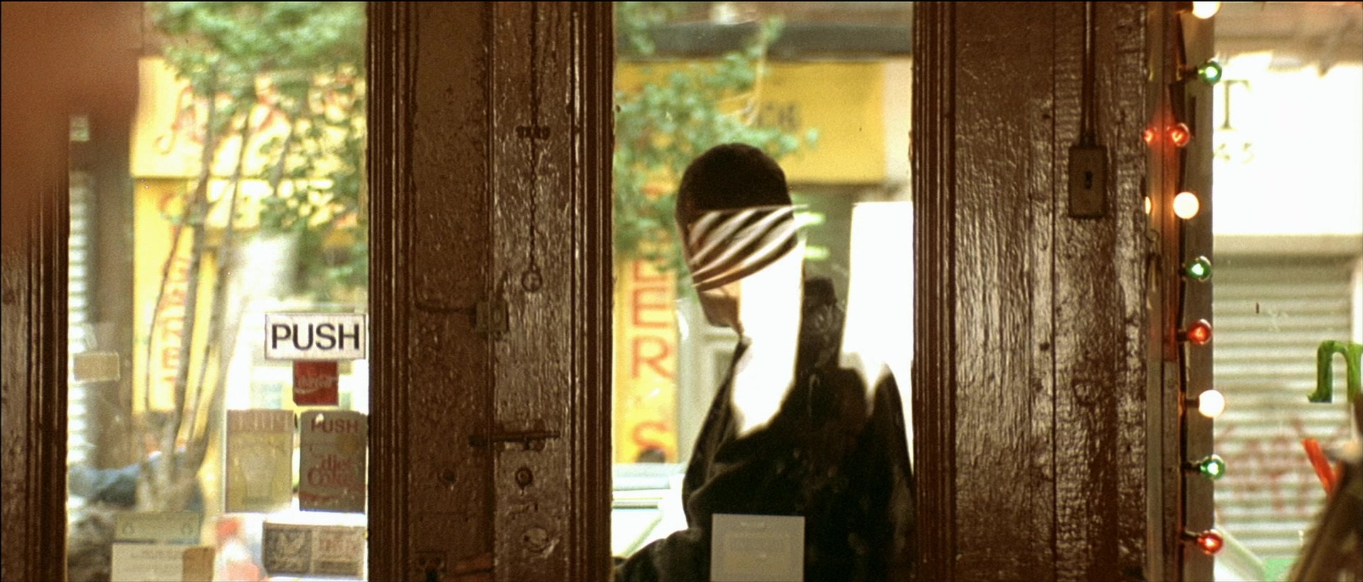 Léon (1994), wide, 2.34:1 — film still