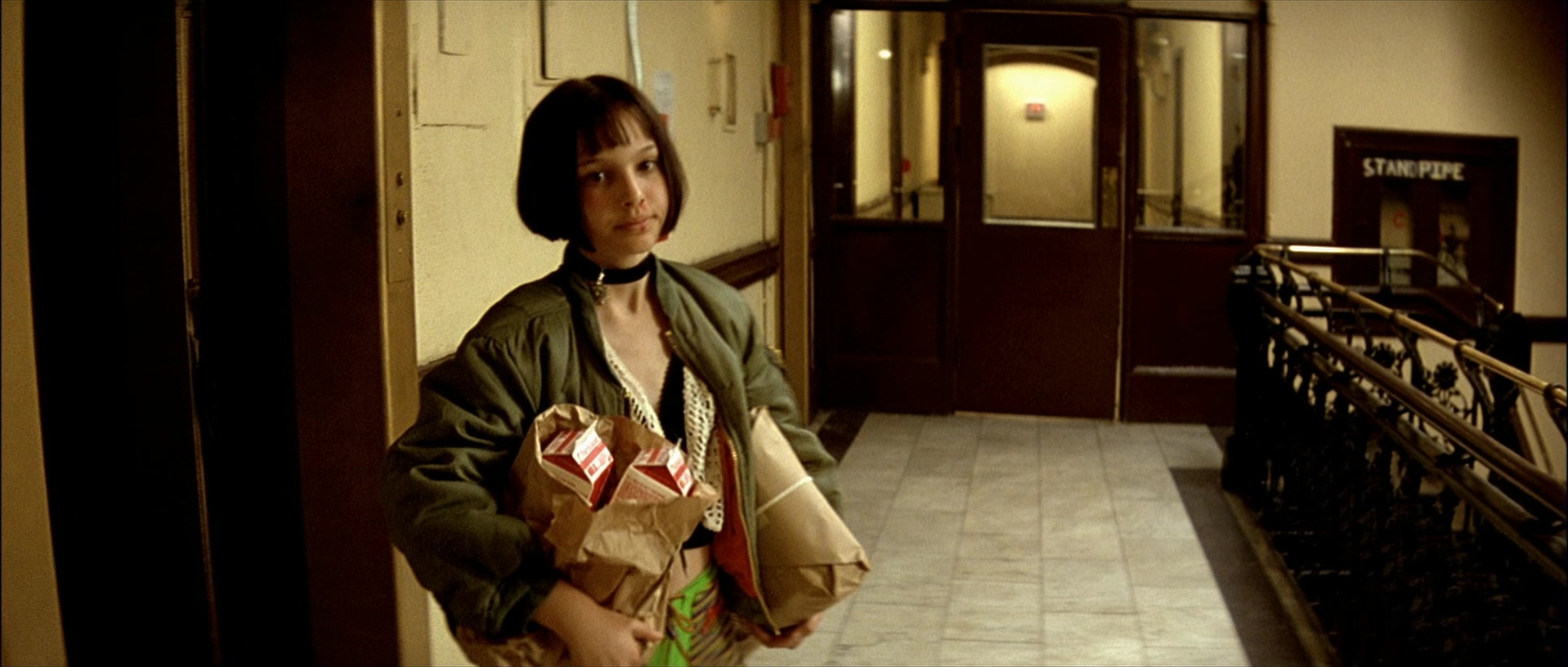 Léon (1994), wide, 2.35:1 — film still