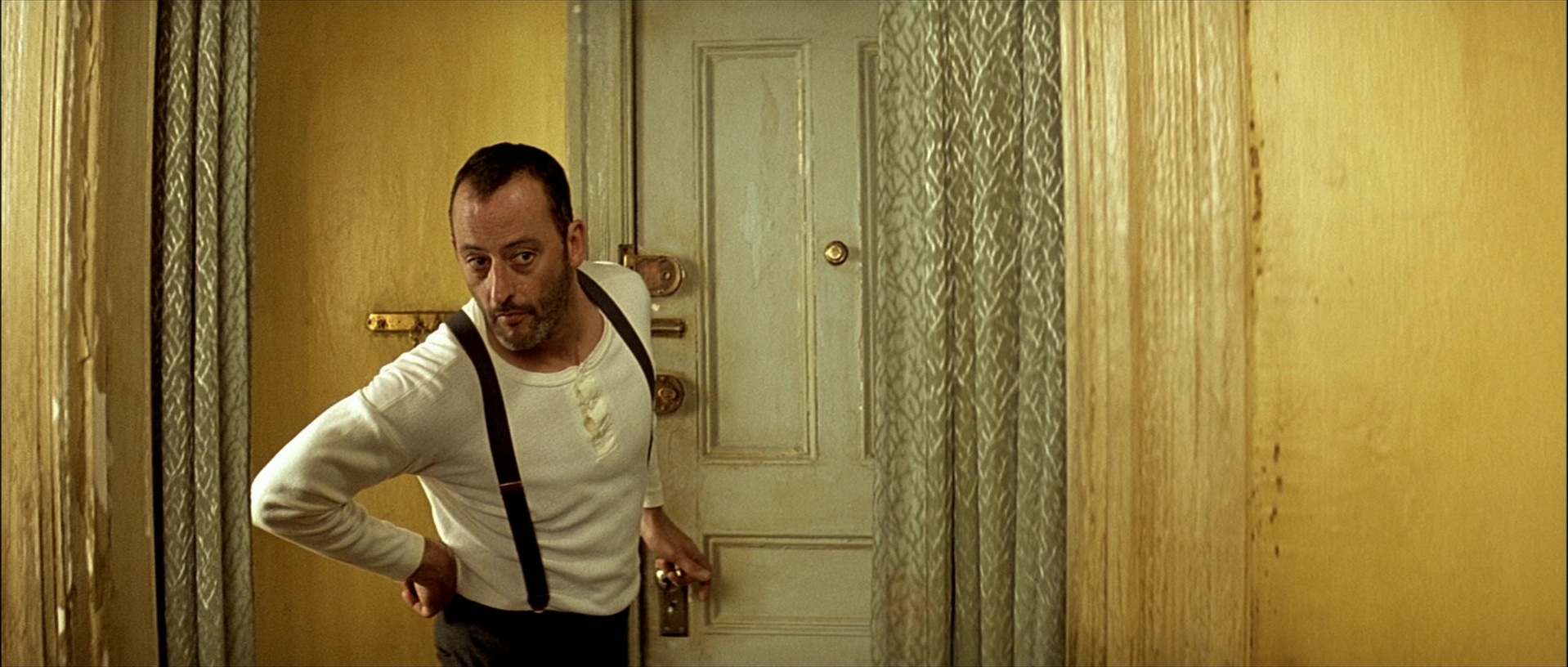 Léon (1994), medium, 2.35:1 — film still