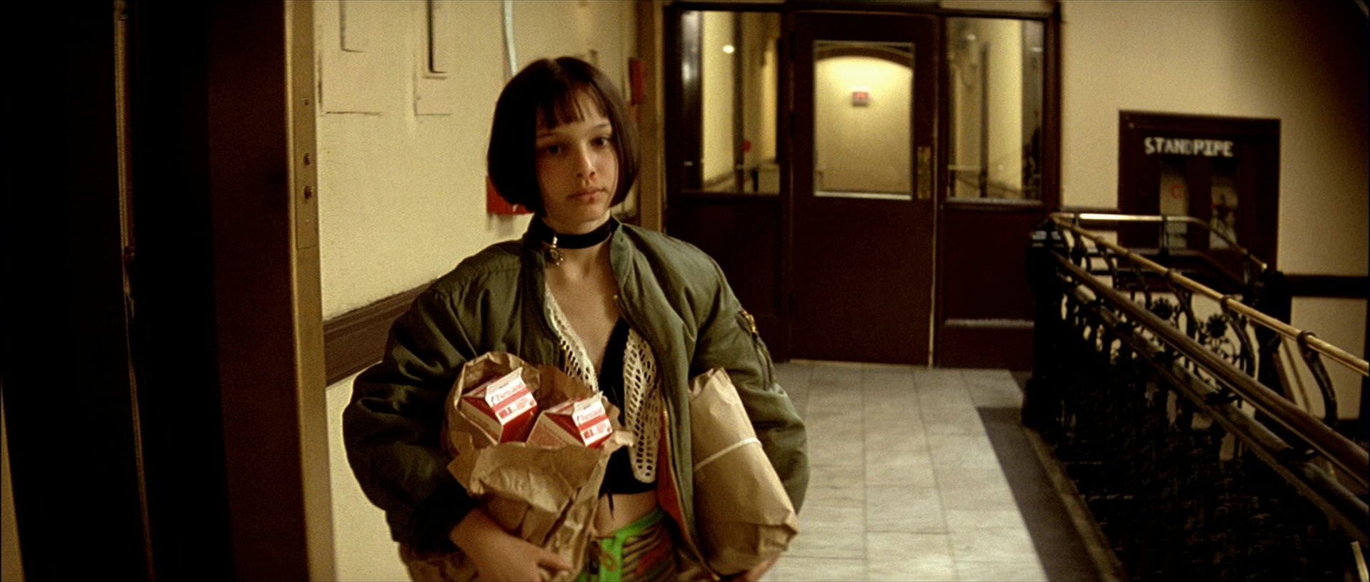Léon (1994), wide, 2.35:1 — film still