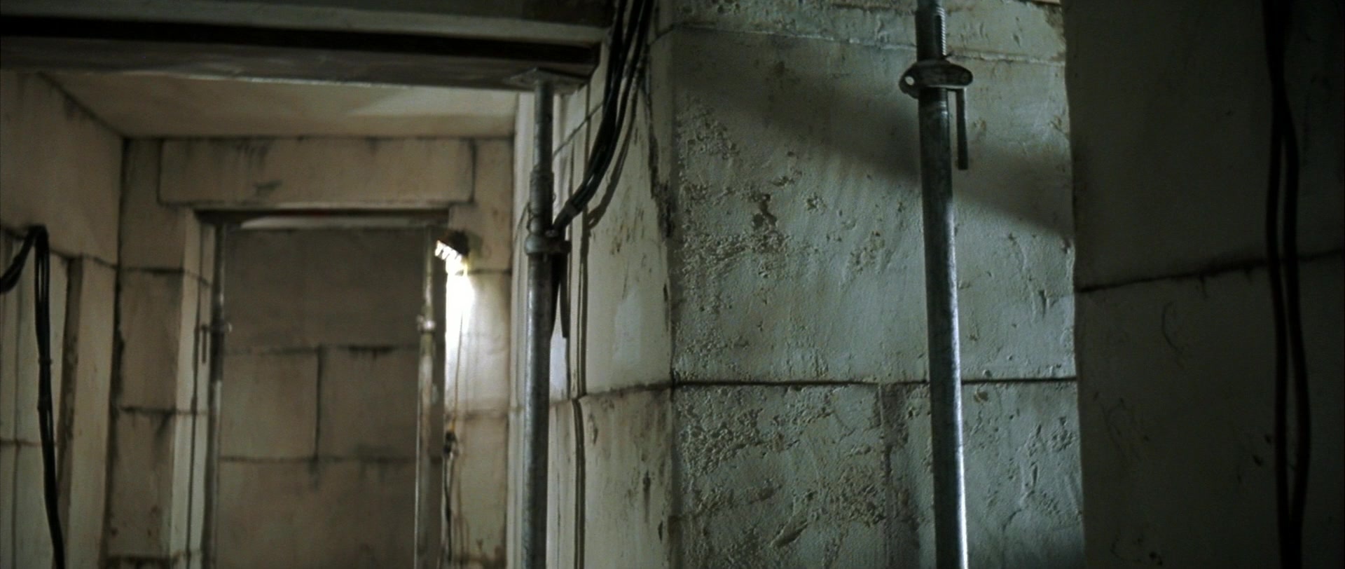 Blade (1998), wide, 2.36:1 — film still