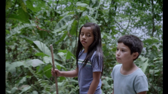 Wide shot frame from Noche de Fuego — standing, dialogue, shirt