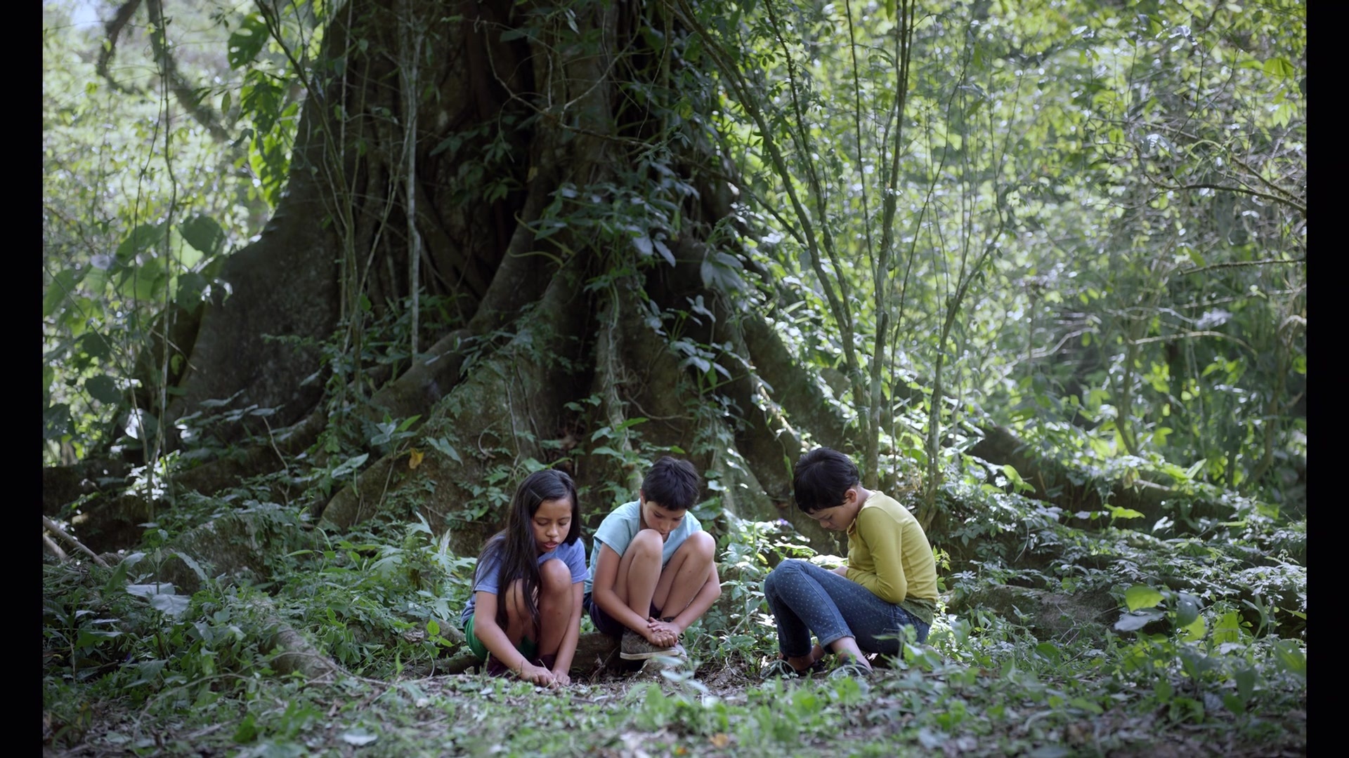 Noche de Fuego (2021), wide, 1.78:1 — film still