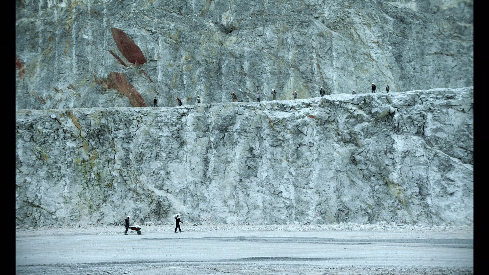 Noche de Fuego (2021), wide, 1.78:1 — film still
