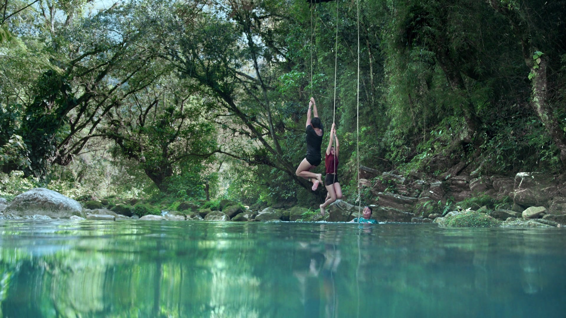 Noche de Fuego (2021), wide, 1.78:1 — film still