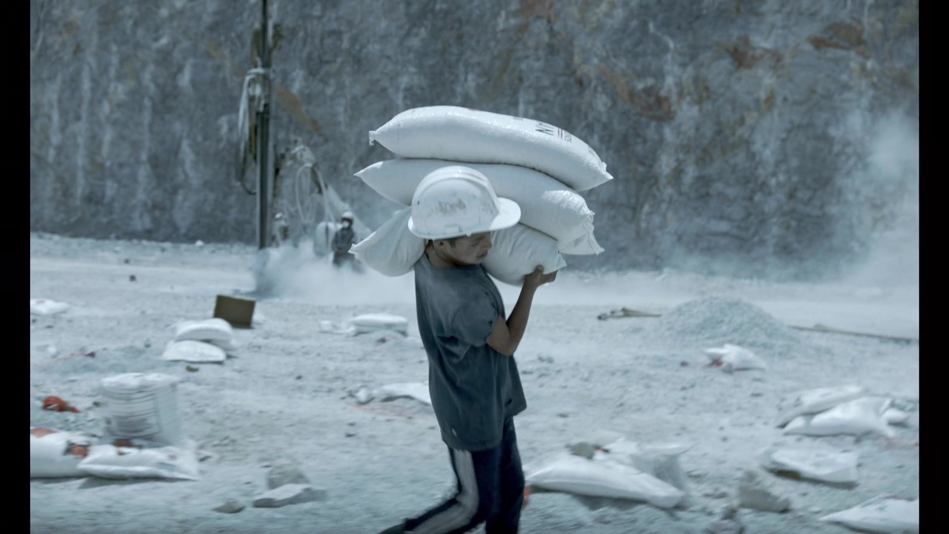 Noche de Fuego (2021), wide, 1.78:1 — film still