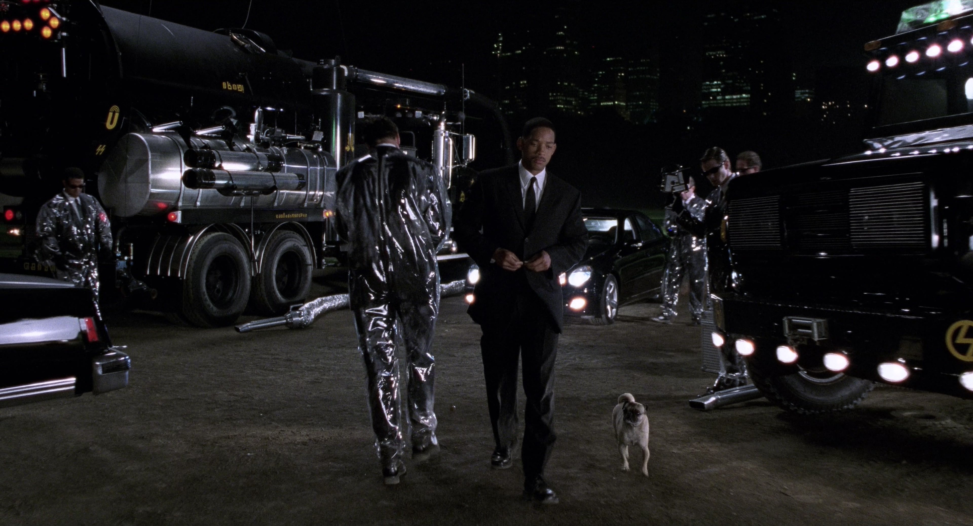 Men in Black II (2002), wide, 1.85:1 — film still