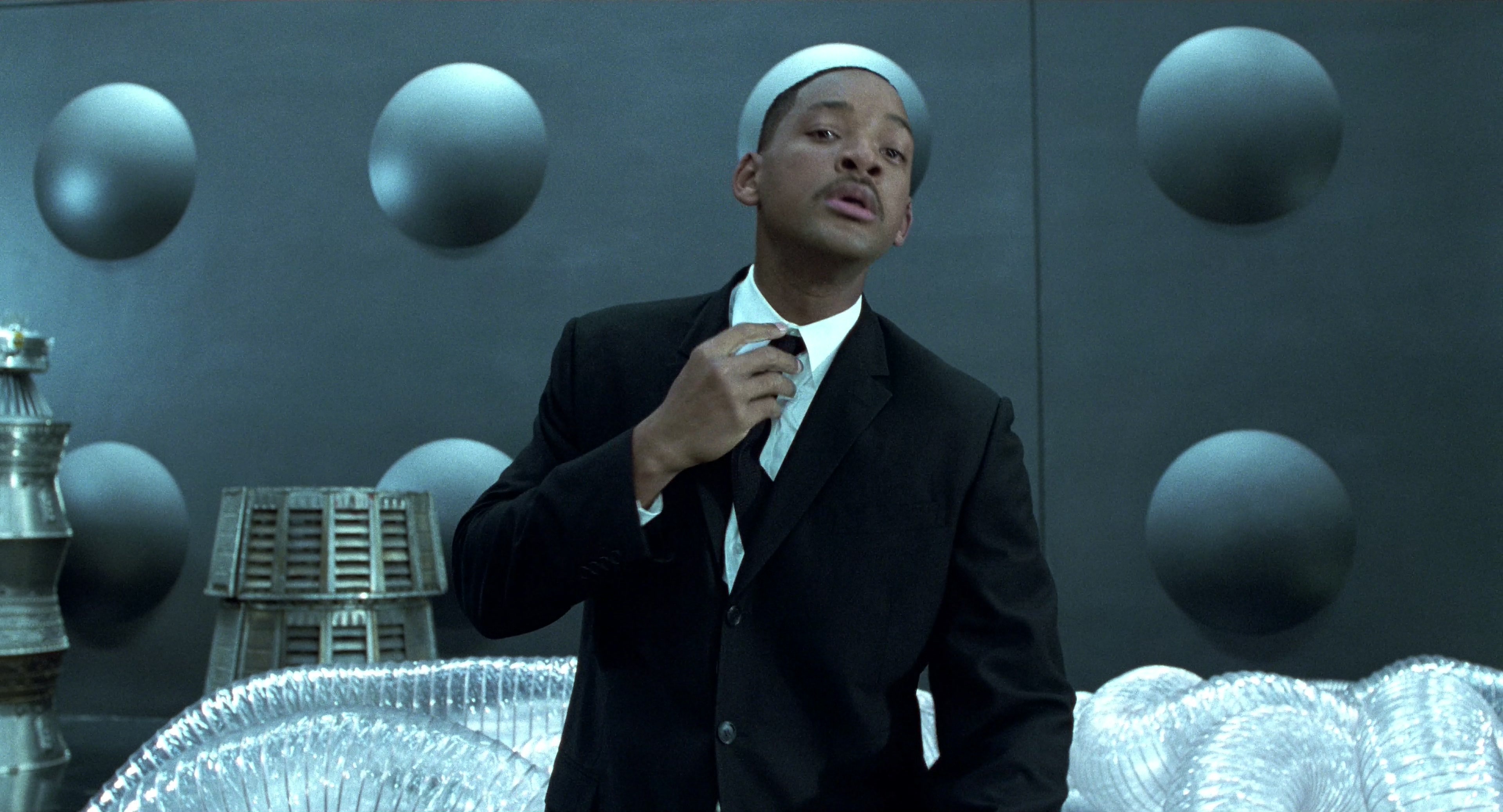Men in Black II (2002), wide, 1.85:1 — film still