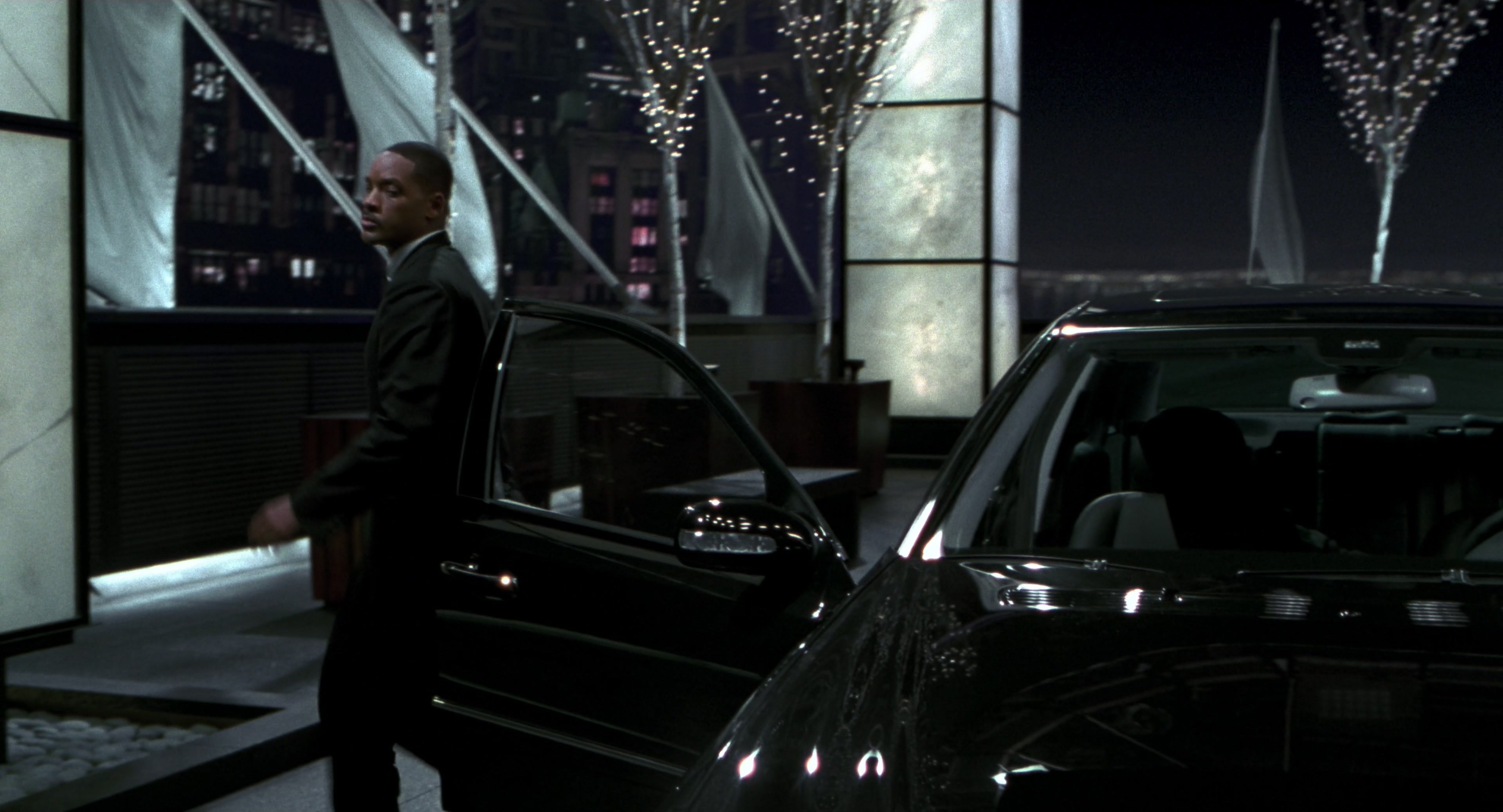 Men in Black II (2002), wide, 1.85:1 — film still
