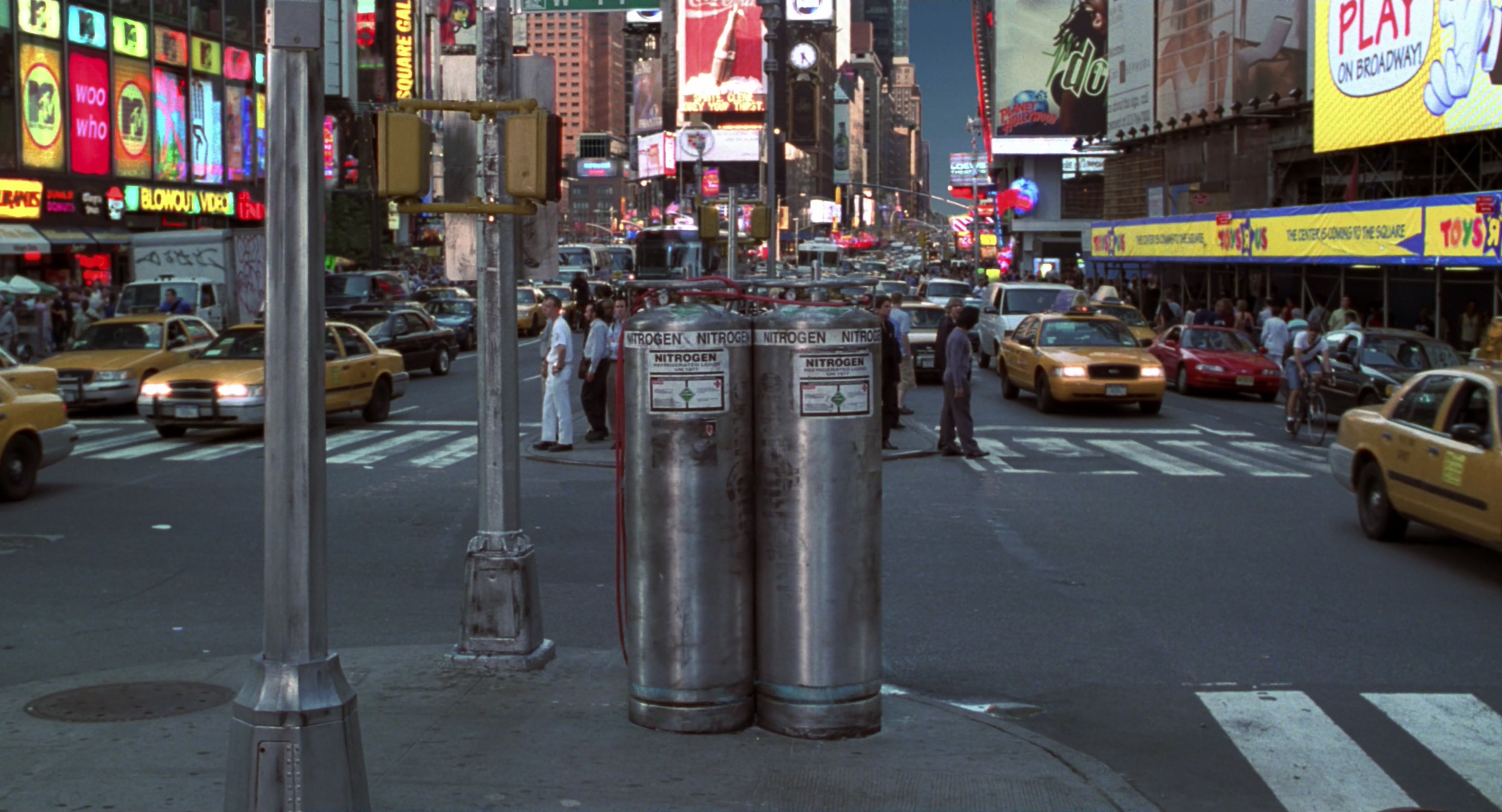 Men in Black II (2002), wide, 1.85:1 — film still
