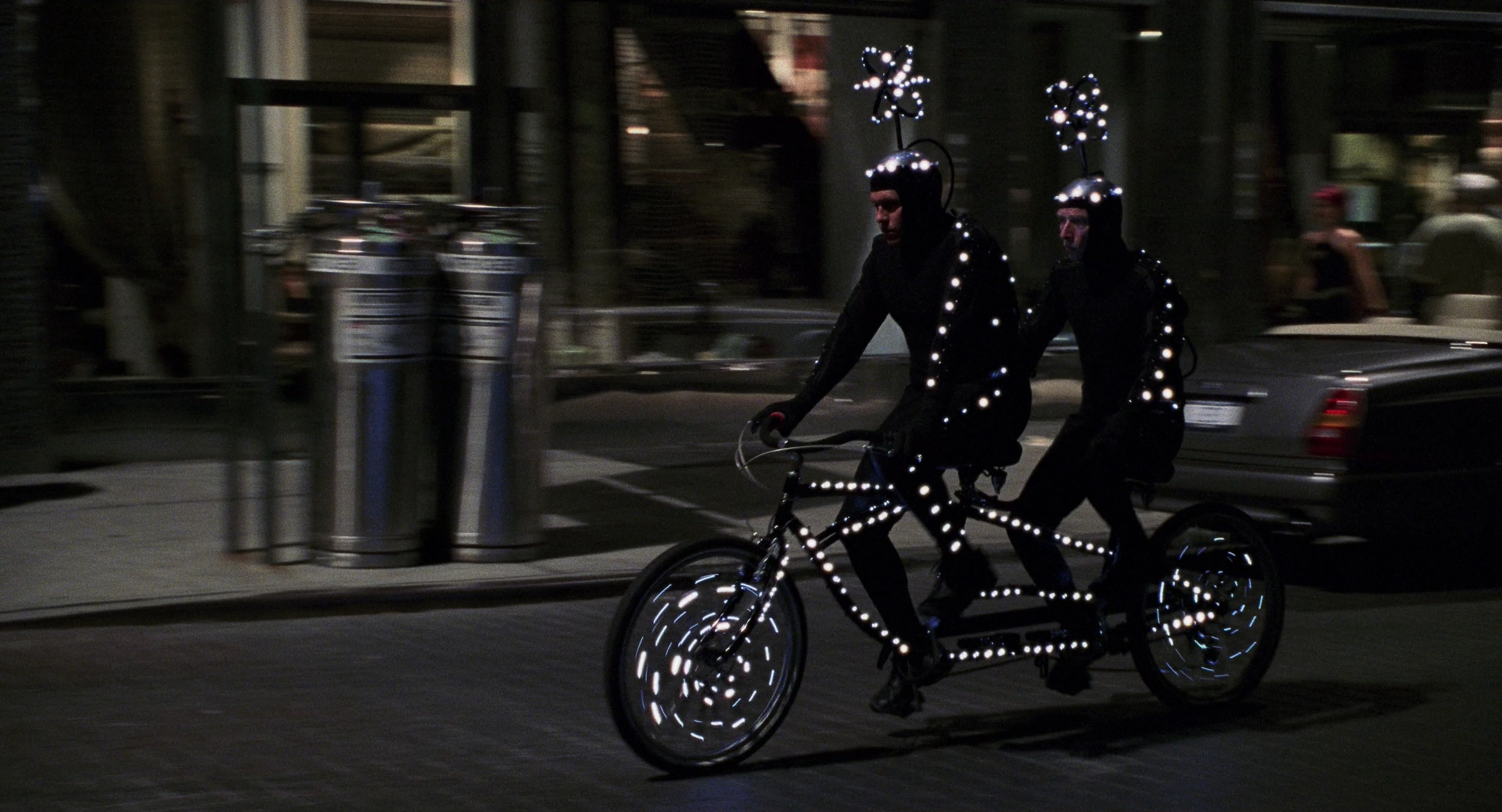 Men in Black II (2002), wide, 1.85:1 — film still