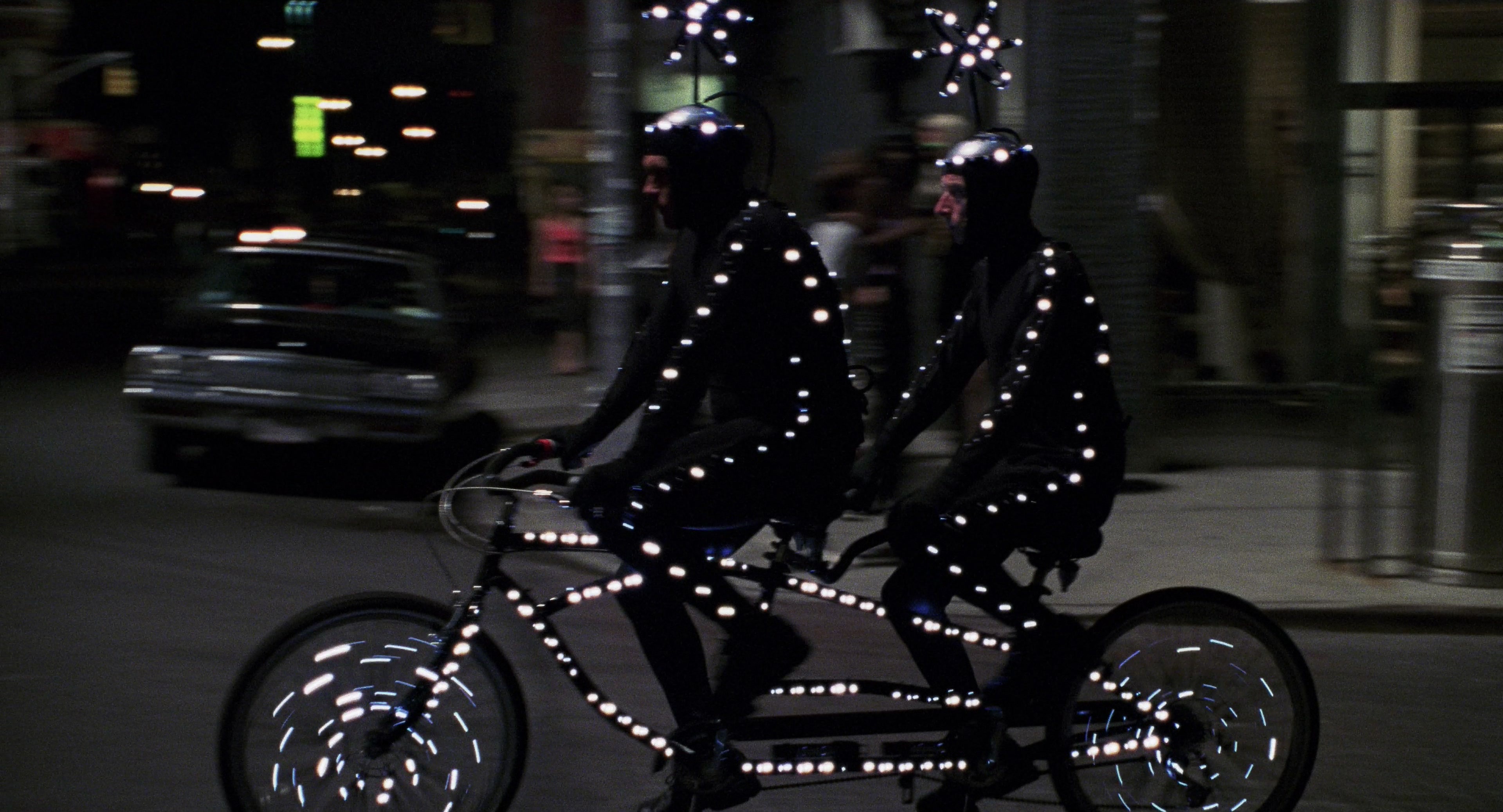 Men in Black II (2002), wide, 1.85:1 — film still