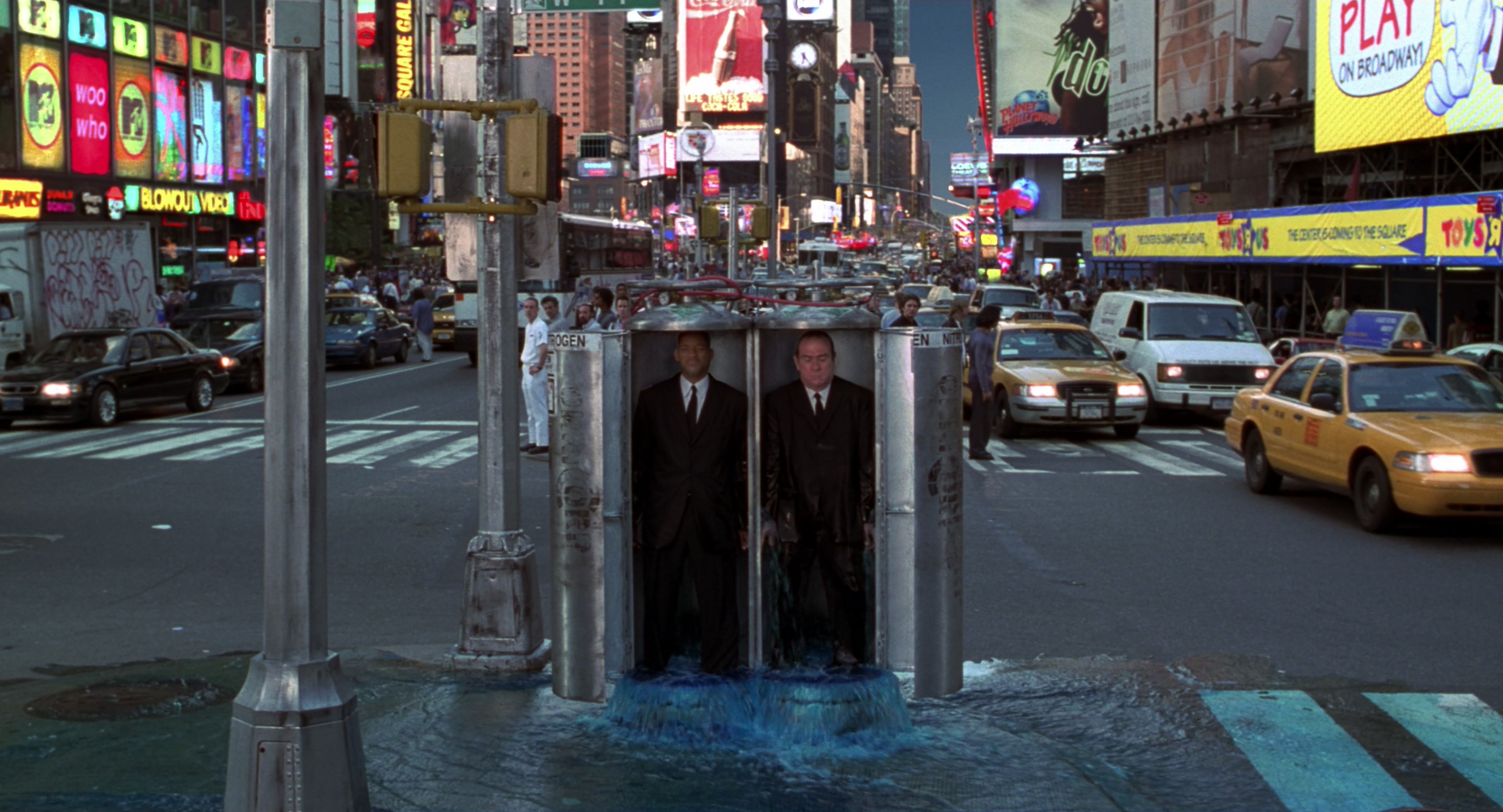 Men in Black II (2002), wide, 1.85:1 — film still