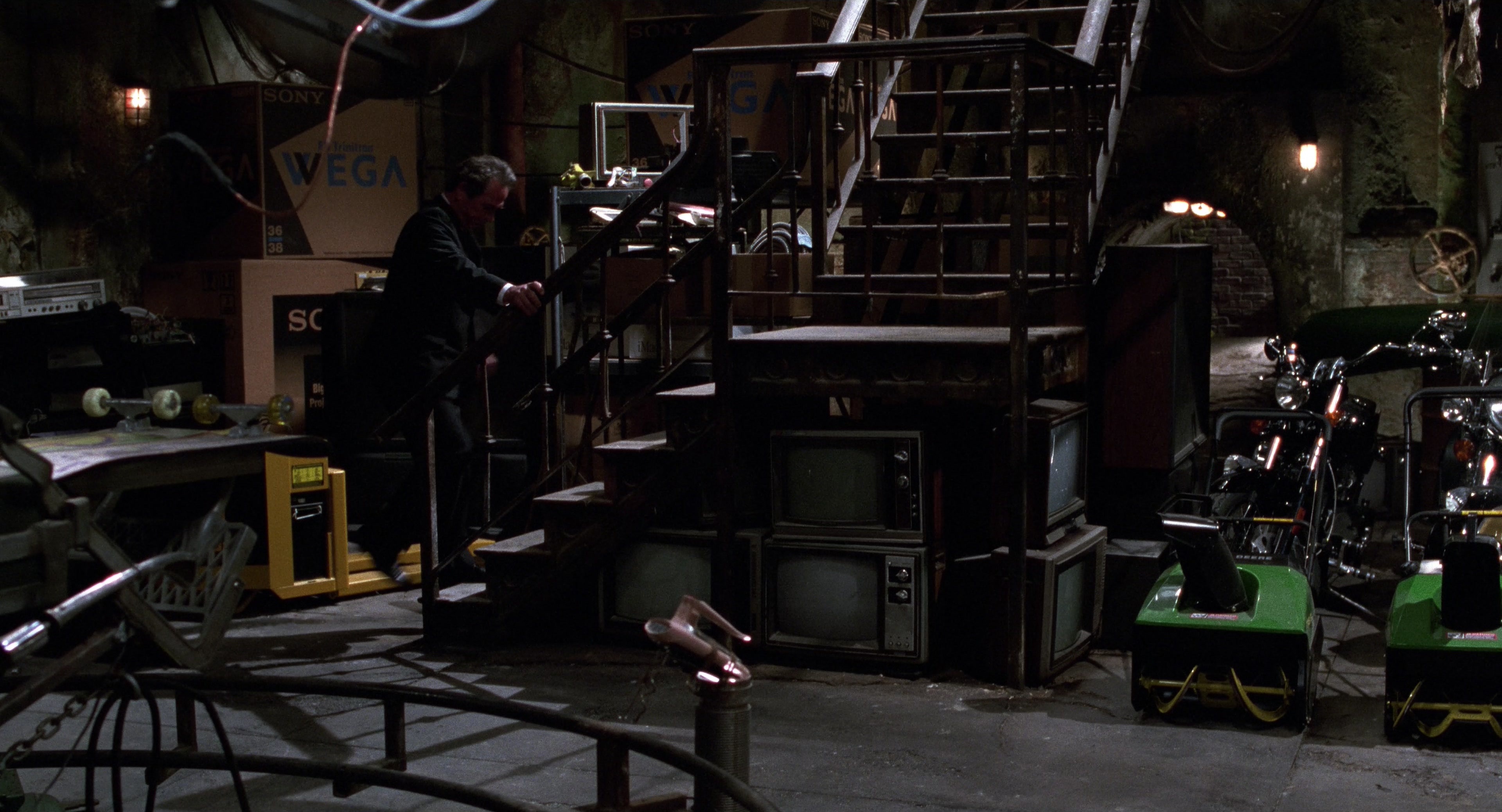Men in Black II (2002), wide, 1.85:1 — film still