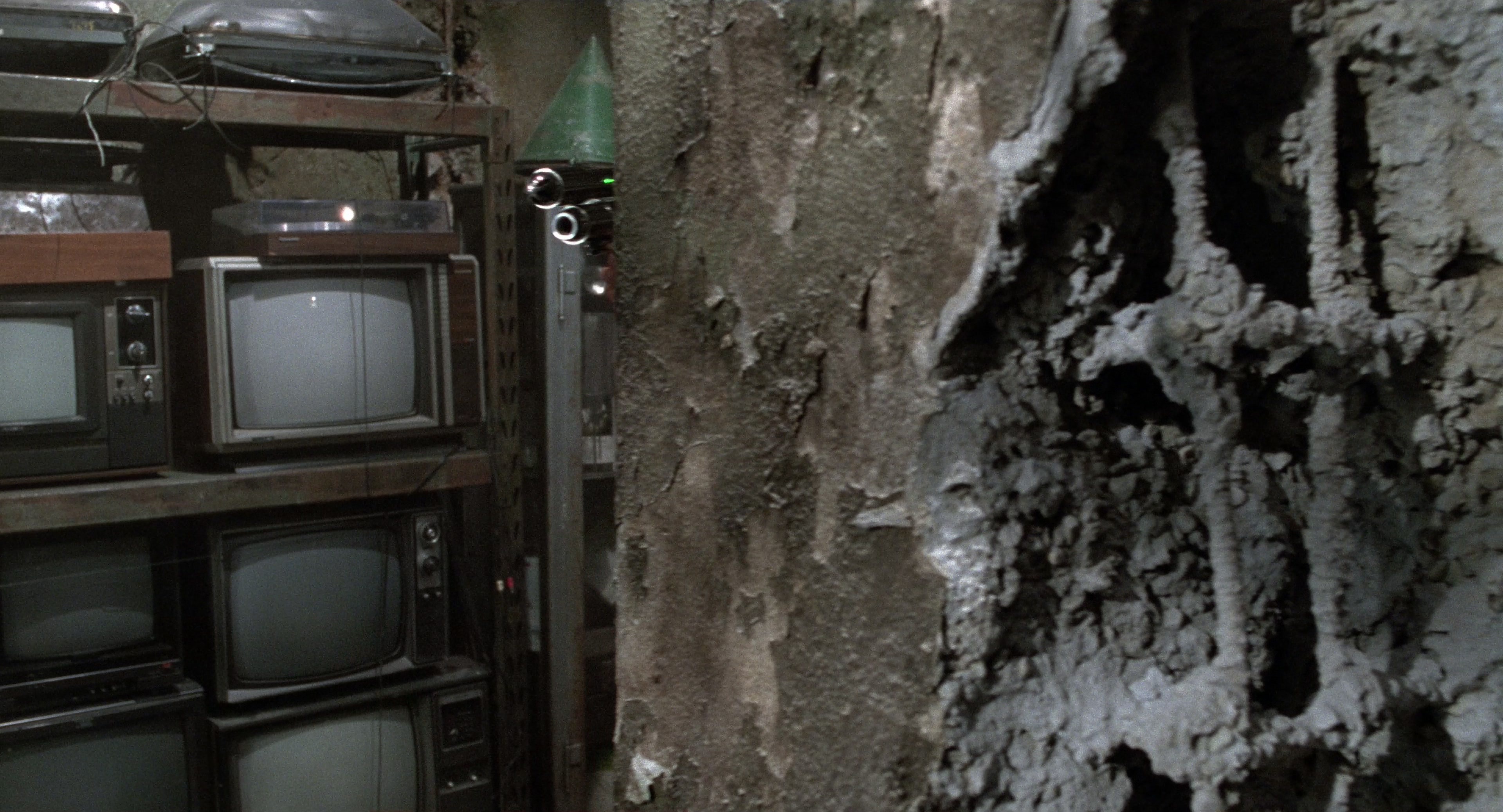 Men in Black II (2002), wide, 1.85:1 — film still