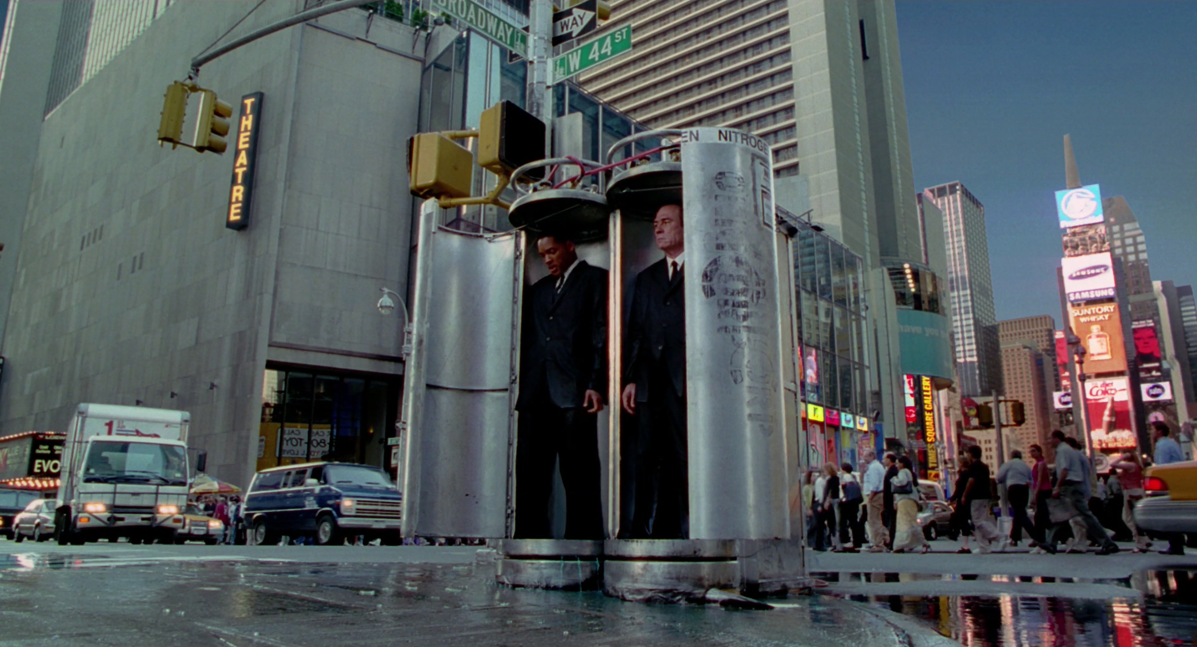 Men in Black II (2002), wide, 1.85:1 — film still