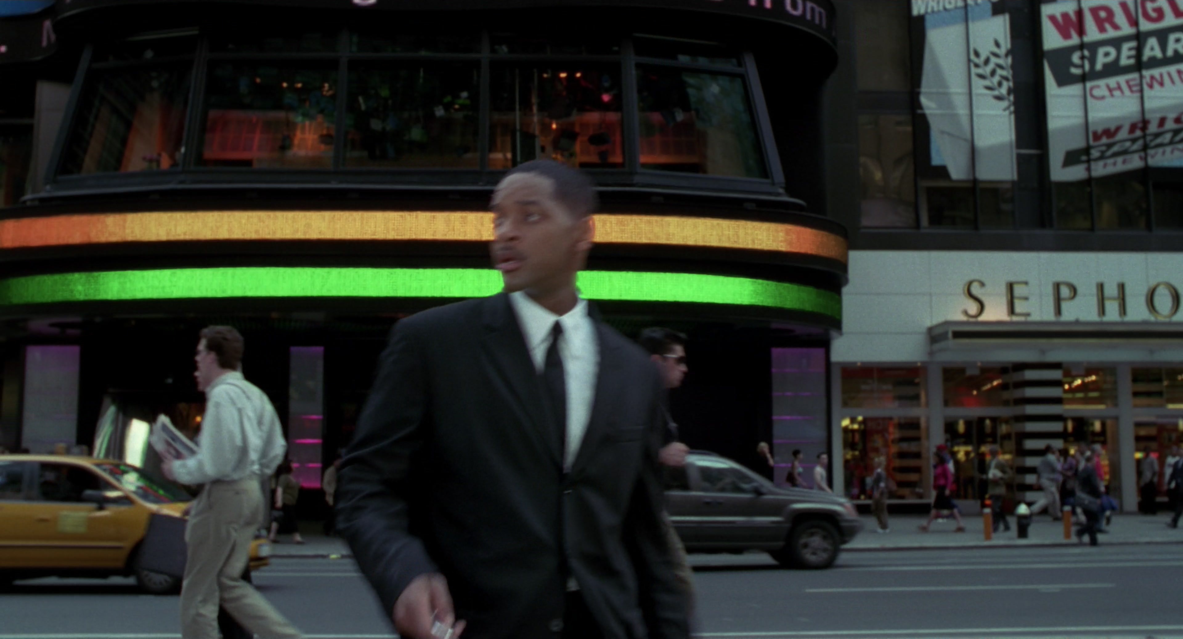 Men in Black II (2002), wide, 1.85:1 — film still