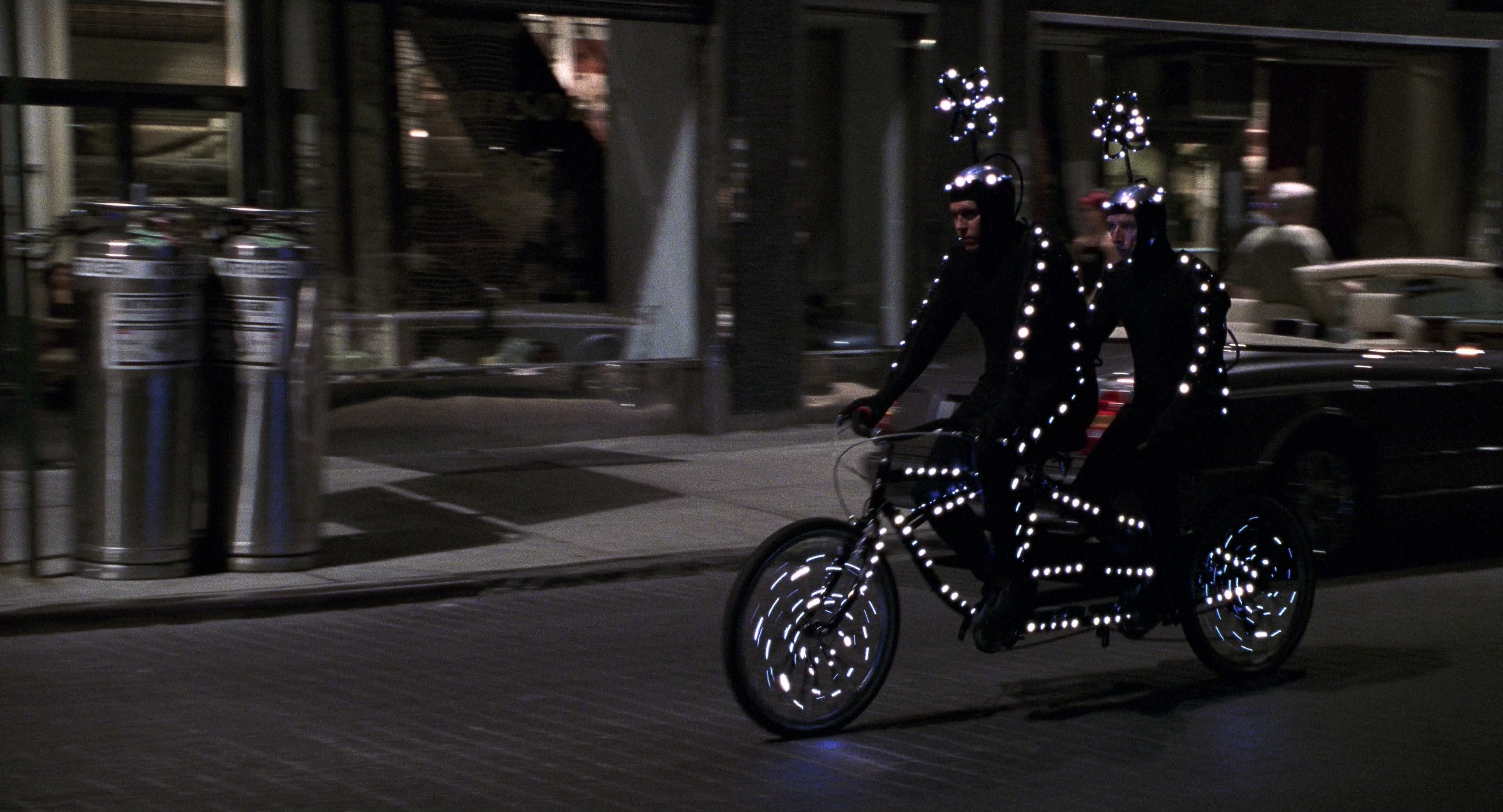 Men in Black II (2002), wide, 1.85:1 — film still