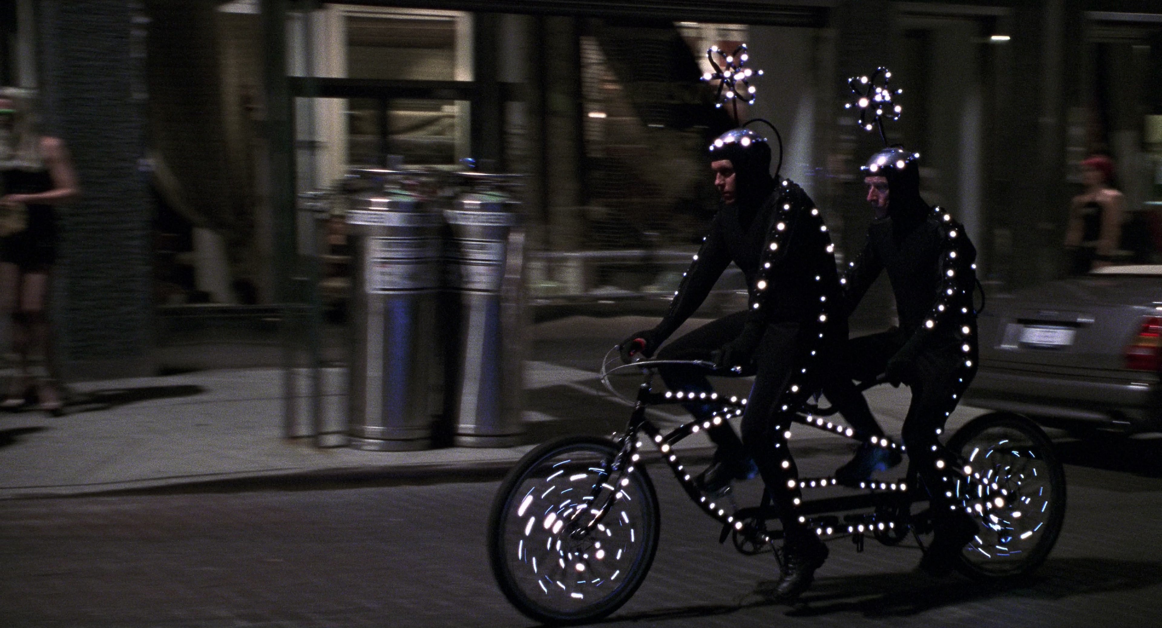 Men in Black II (2002), wide, 1.85:1 — film still