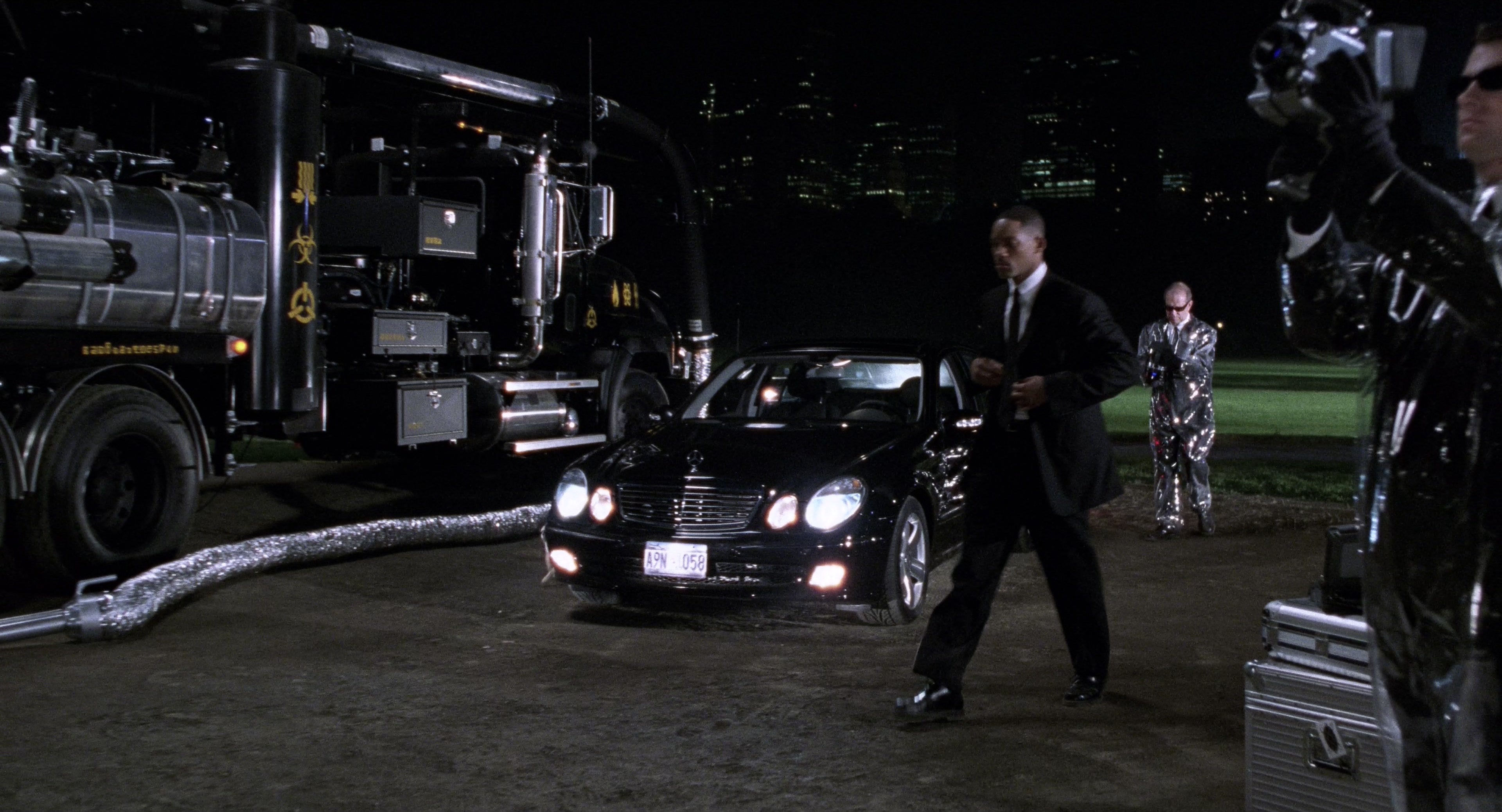 Men in Black II (2002), wide, 1.85:1 — film still