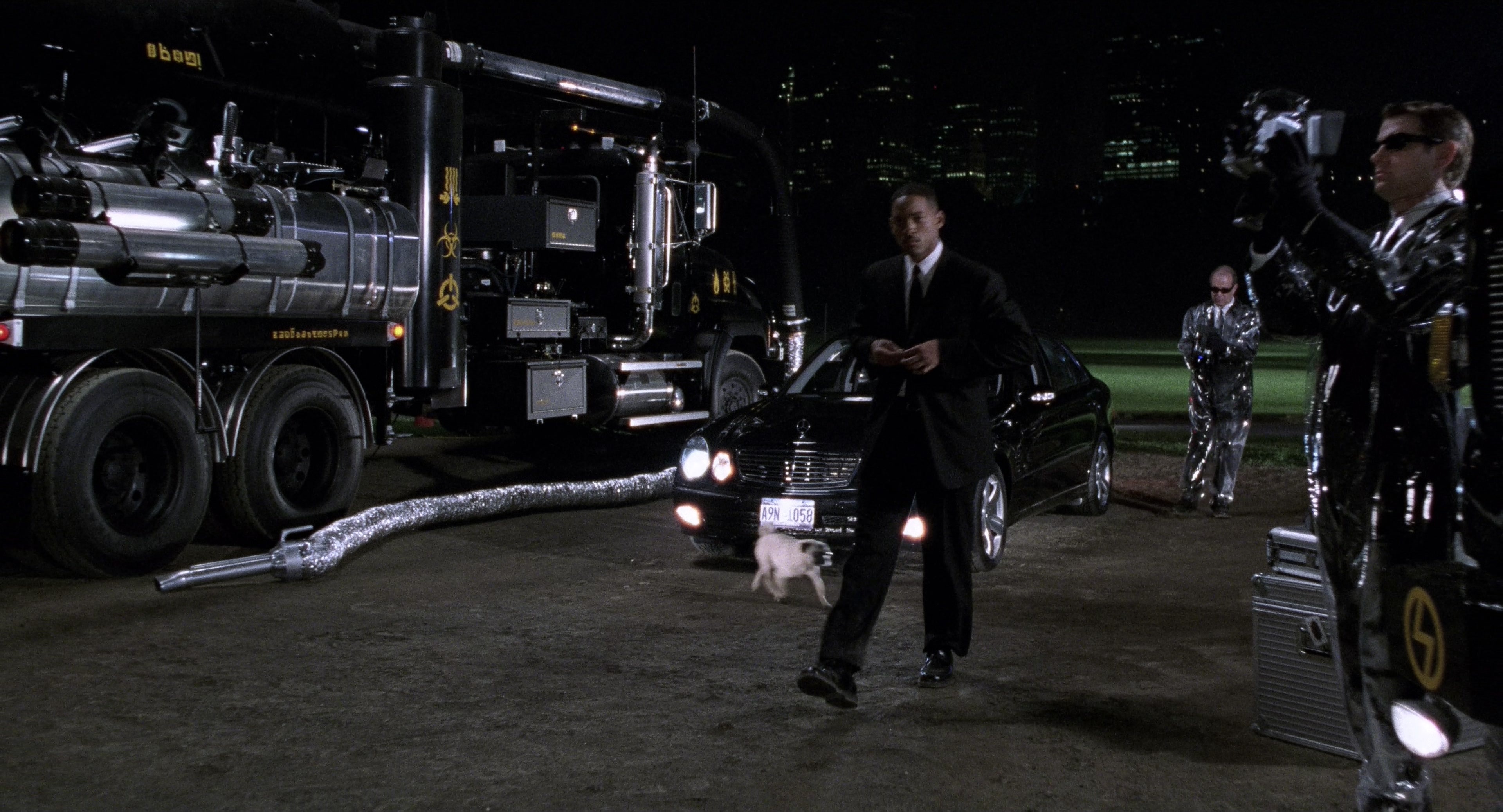 Men in Black II (2002), wide, 1.85:1 — film still