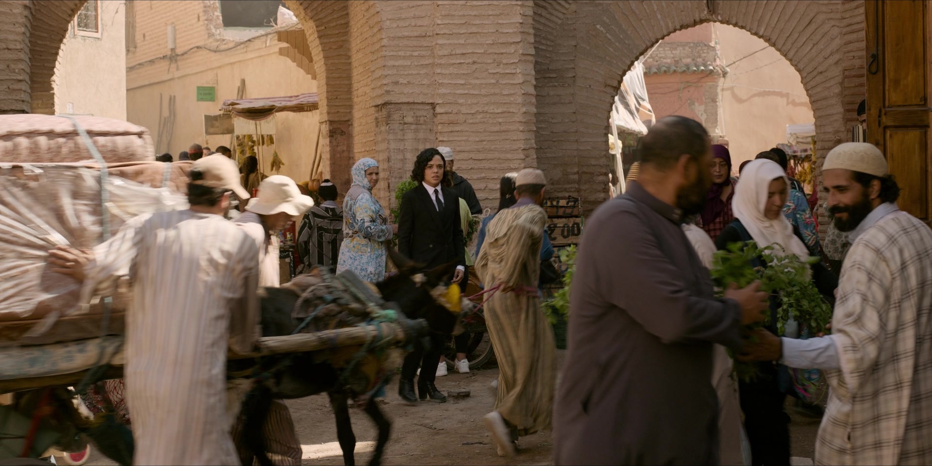 Men in Black International (2019), wide, 2.00:1 — film still