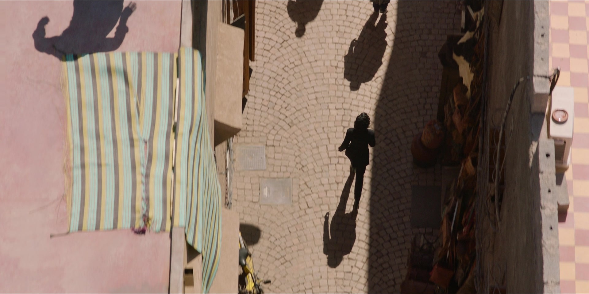 Men in Black International (2019), wide, 2.00:1 — film still