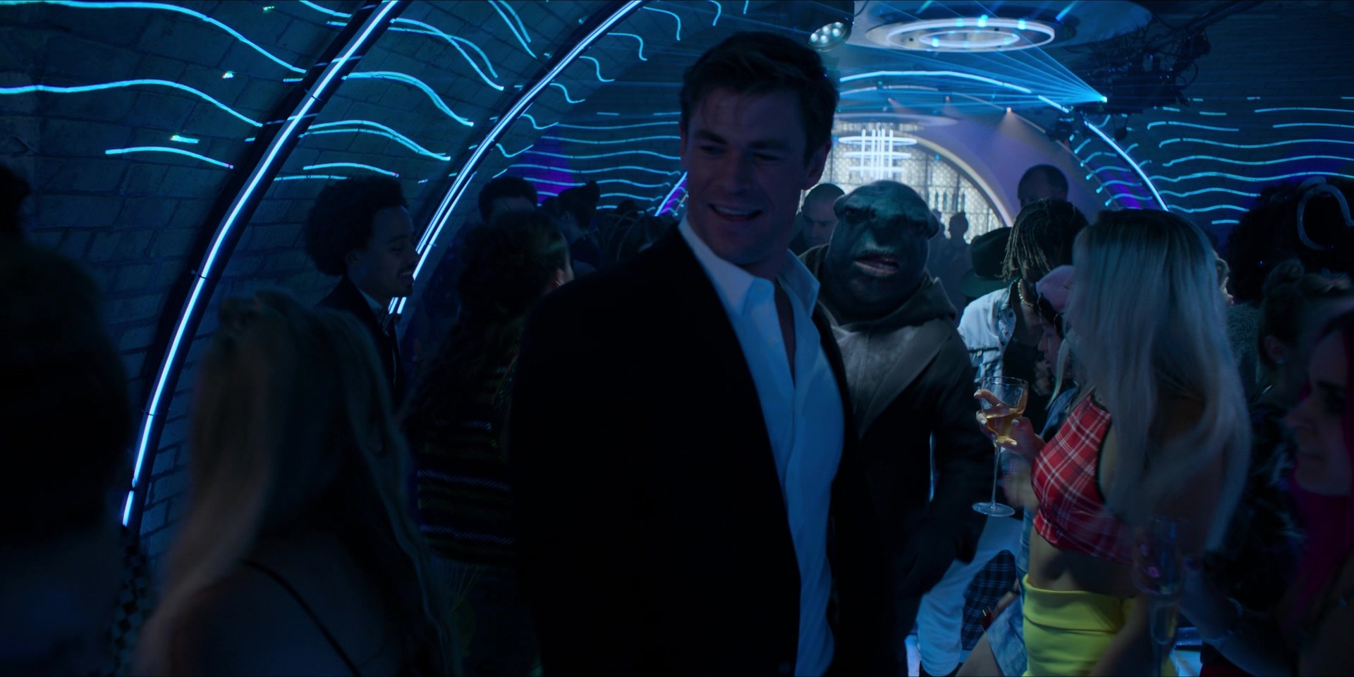 Men in Black International (2019), wide, 2.00:1 — film still