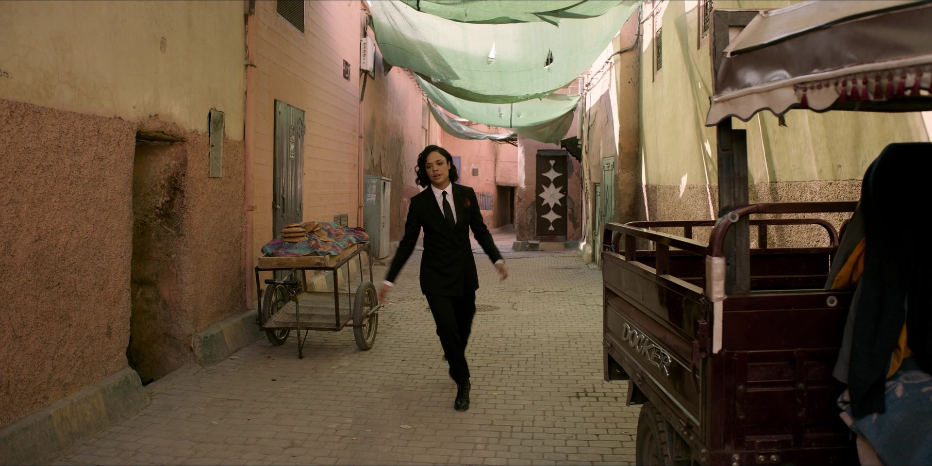 Men in Black International (2019), wide, 2.00:1 — film still