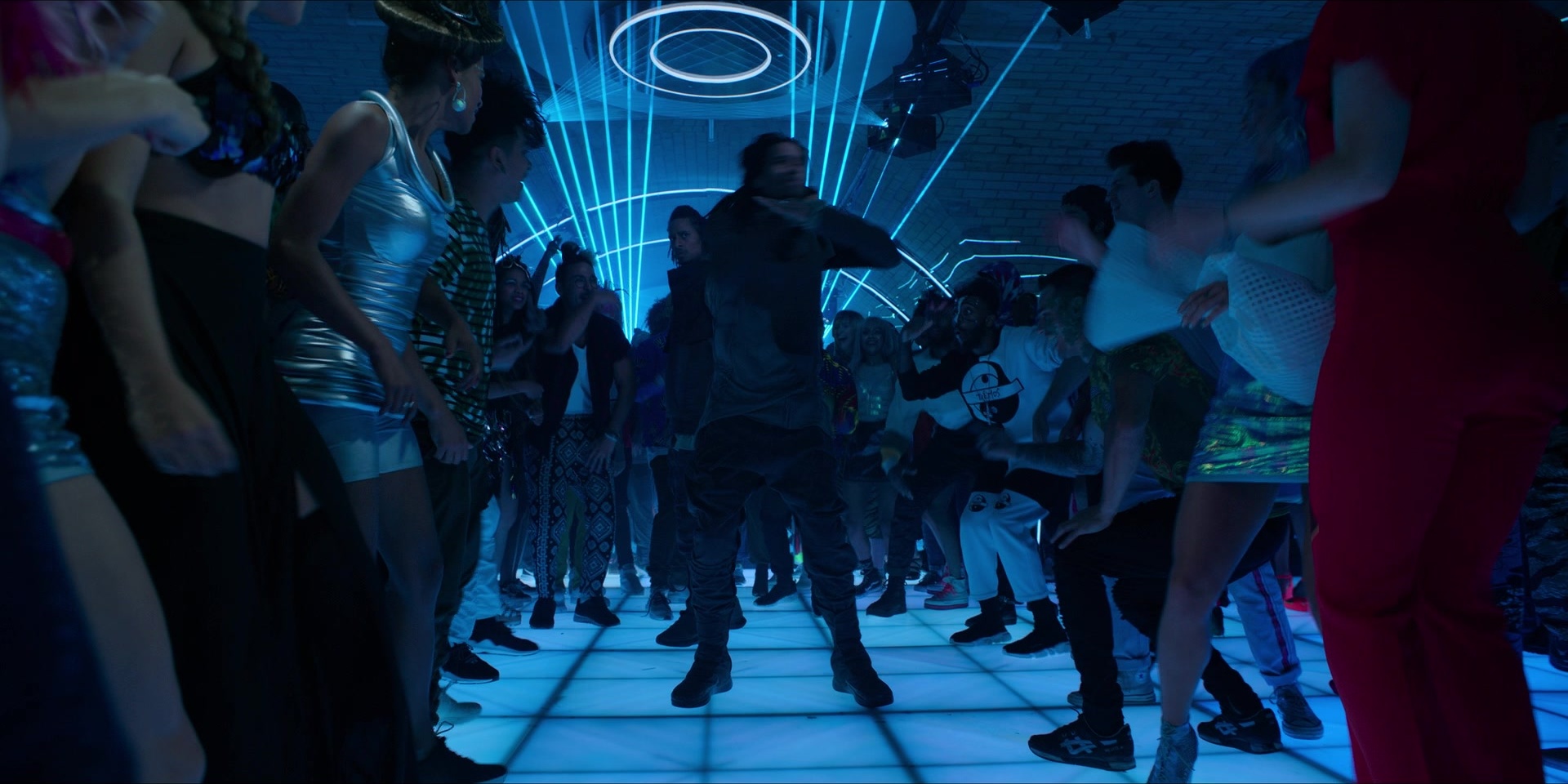 Men in Black International (2019), wide, 2.00:1 — film still