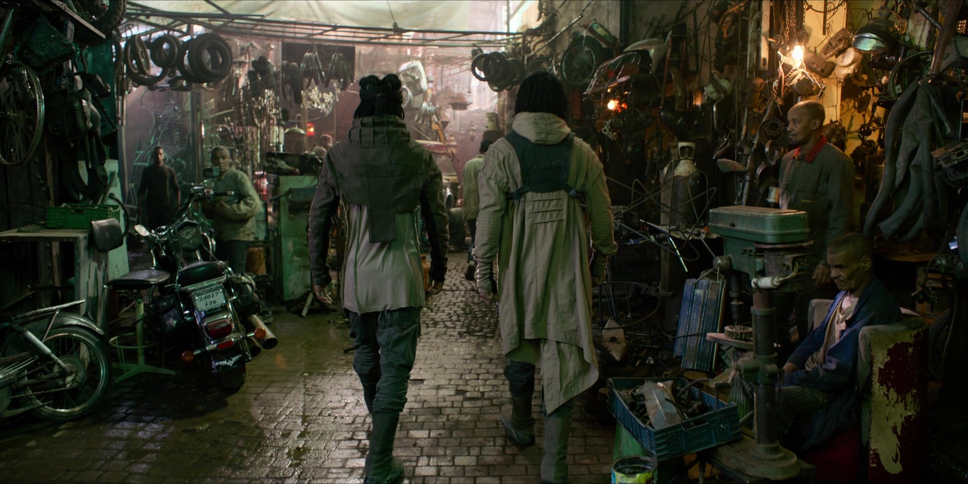 Men in Black International (2019), wide, 2.00:1 — film still