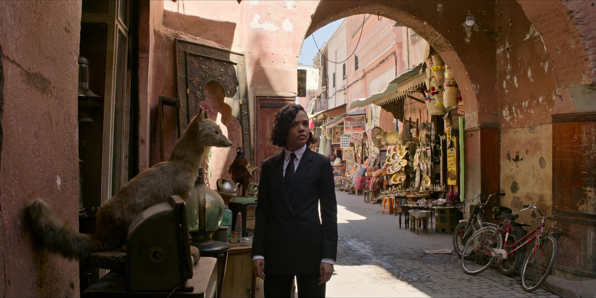 Men in Black International (2019), wide, 2.00:1 — film still