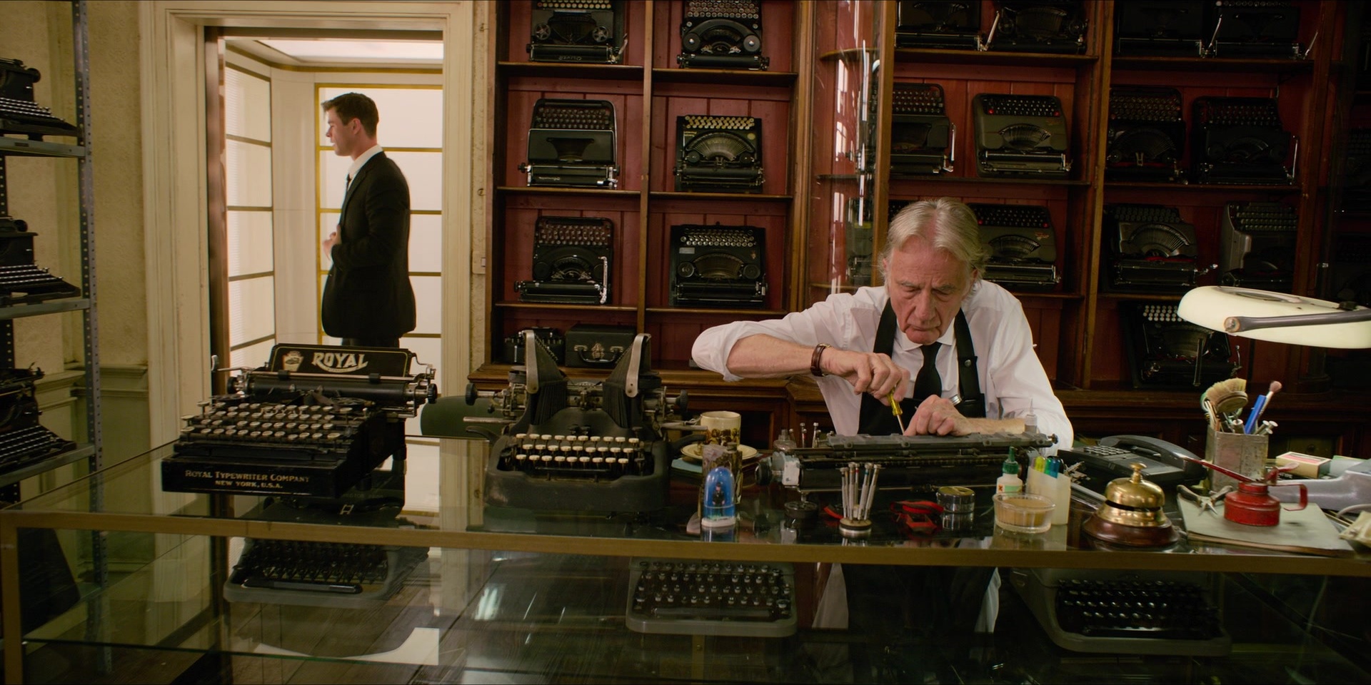 Men in Black International (2019), wide, 2.00:1 — film still