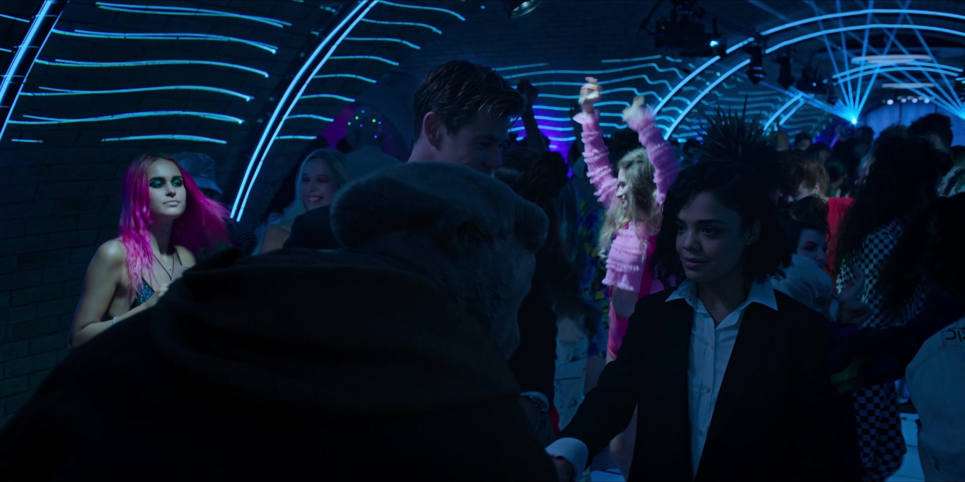Men in Black International (2019), wide, 2.00:1 — film still