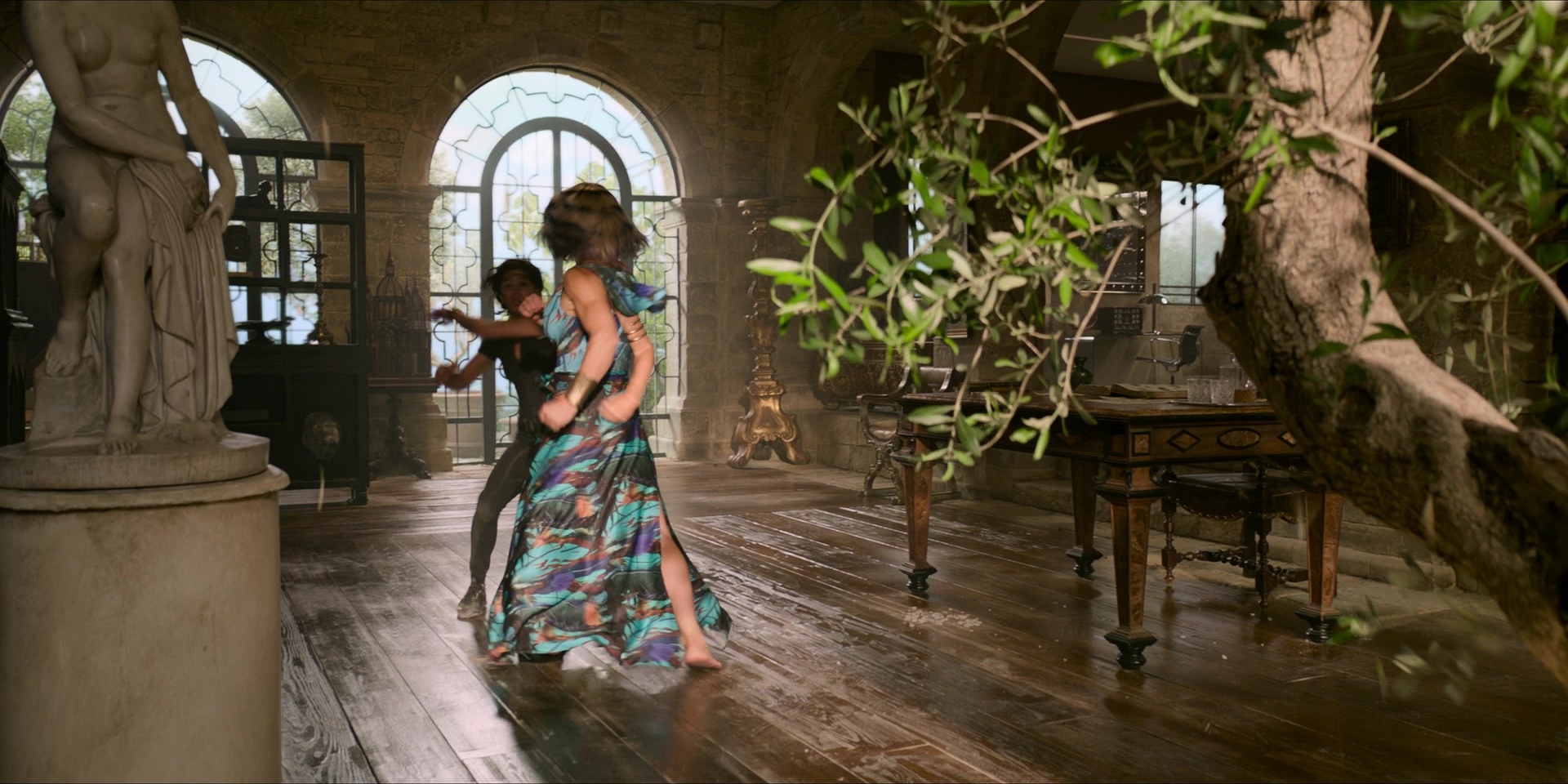 Men in Black International (2019), wide, 2.00:1 — film still