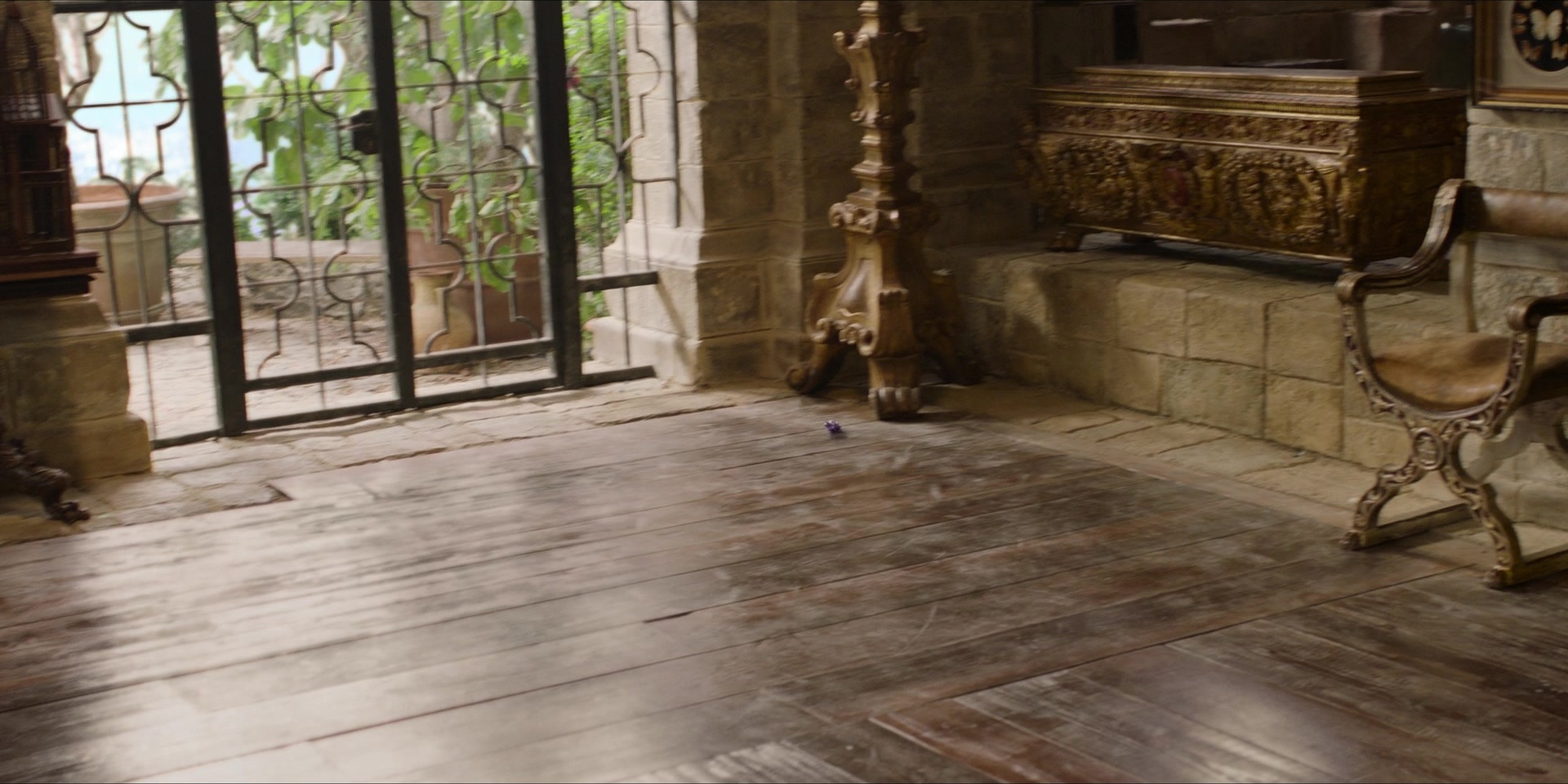 Men in Black International (2019), wide, 2.00:1 — film still