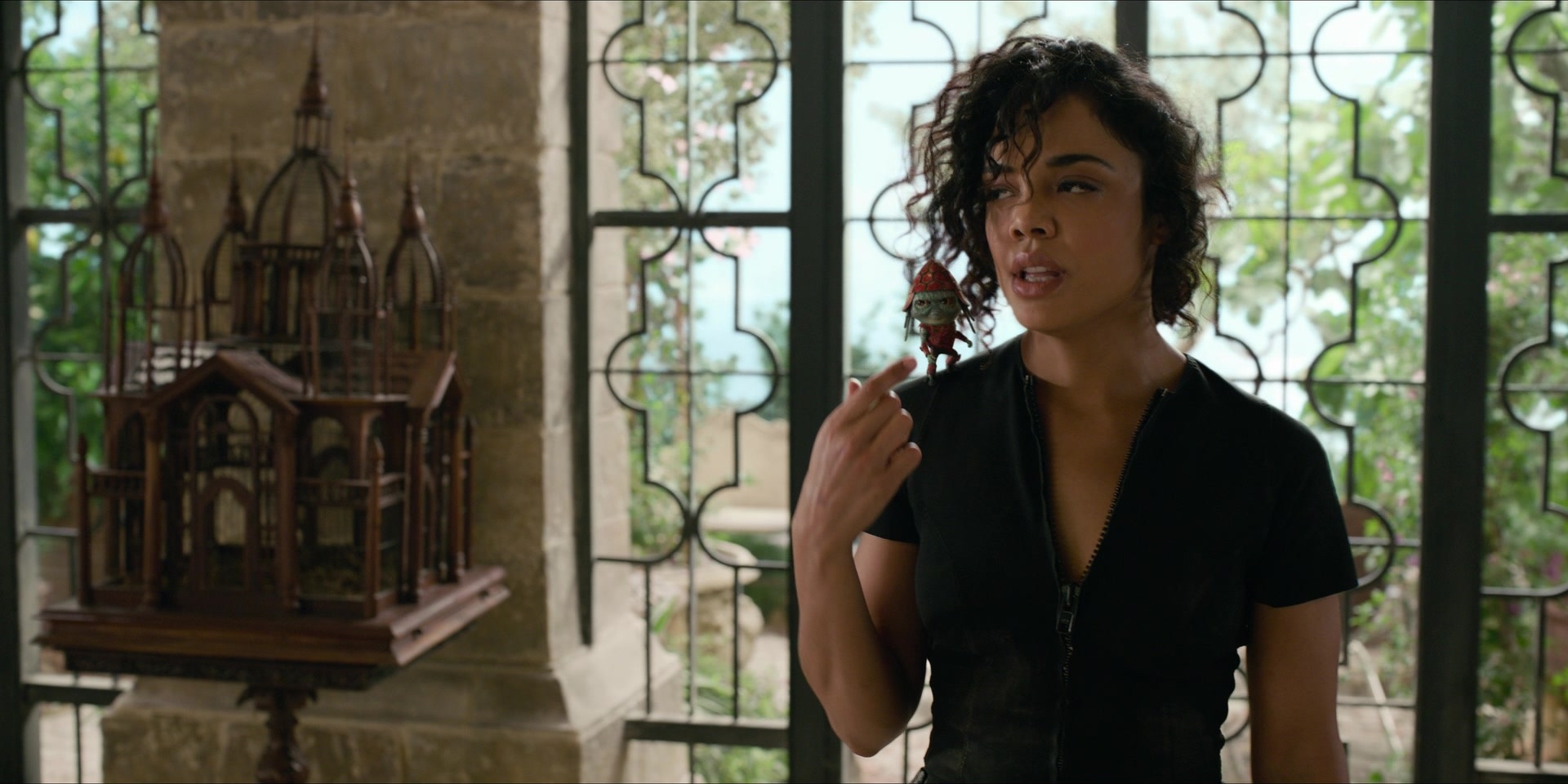 Men in Black International (2019), wide, 2.00:1 — film still