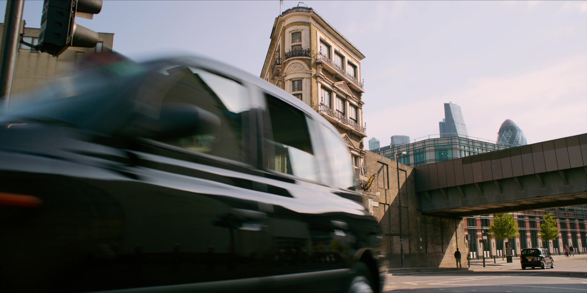 Men in Black International (2019), wide, 2.00:1 — film still