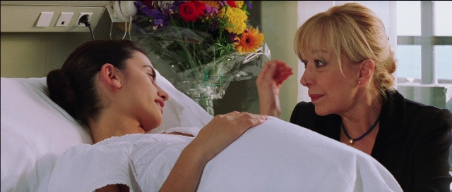 Frame from Todo sobre mi madre — bed, hand, face