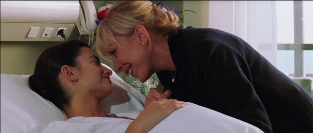 Frame from Todo sobre mi madre — bed, dress, face