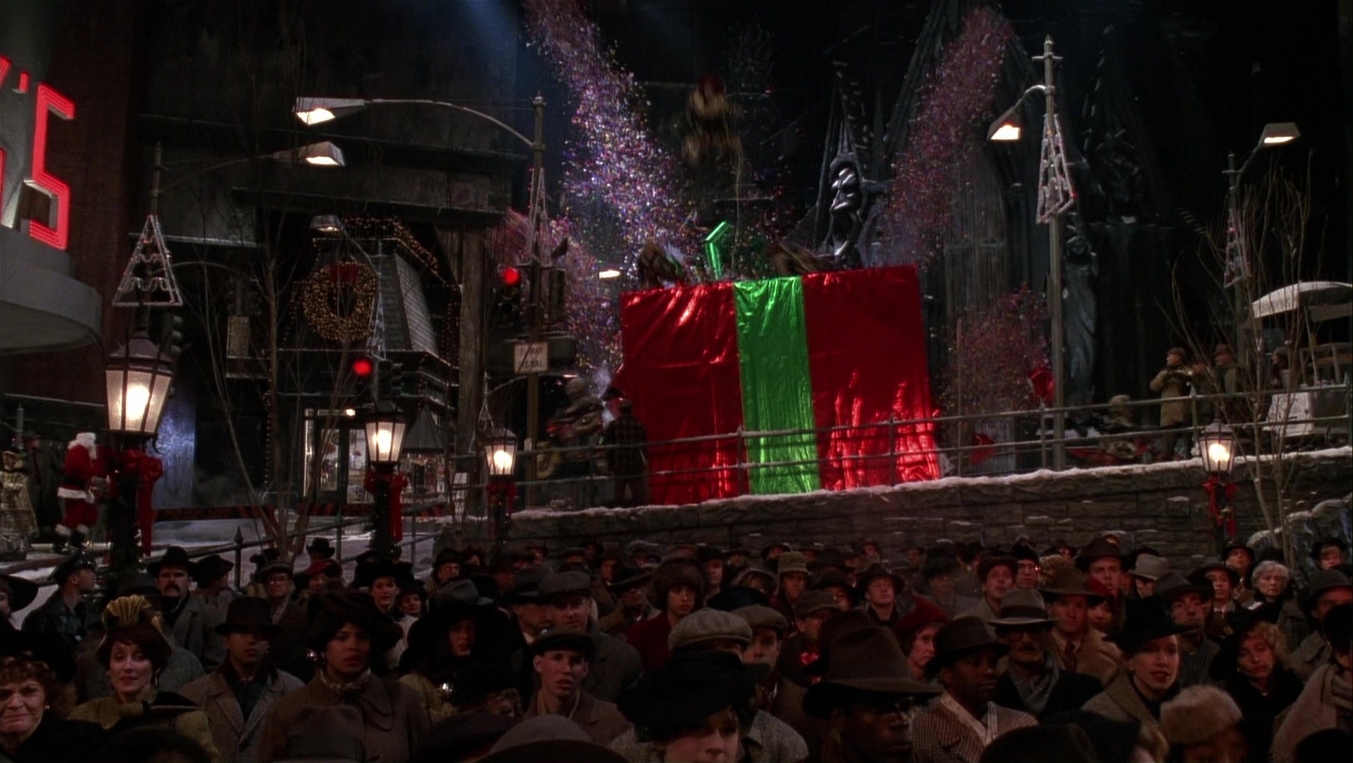 Batman Returns (1992), wide, 1.77:1 — film still