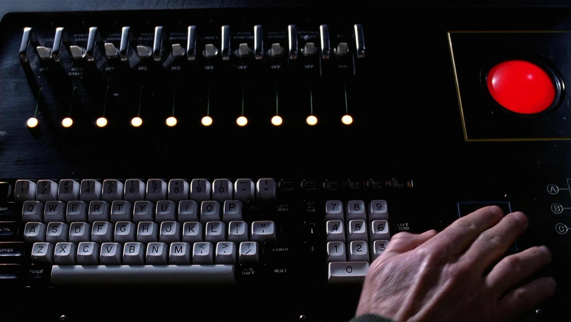 Batman Returns (1992), wide, 1.77:1 — film still