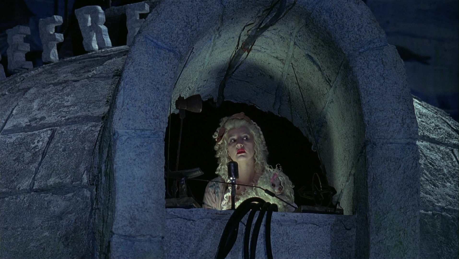 Batman Returns (1992), wide, 1.77:1 — film still