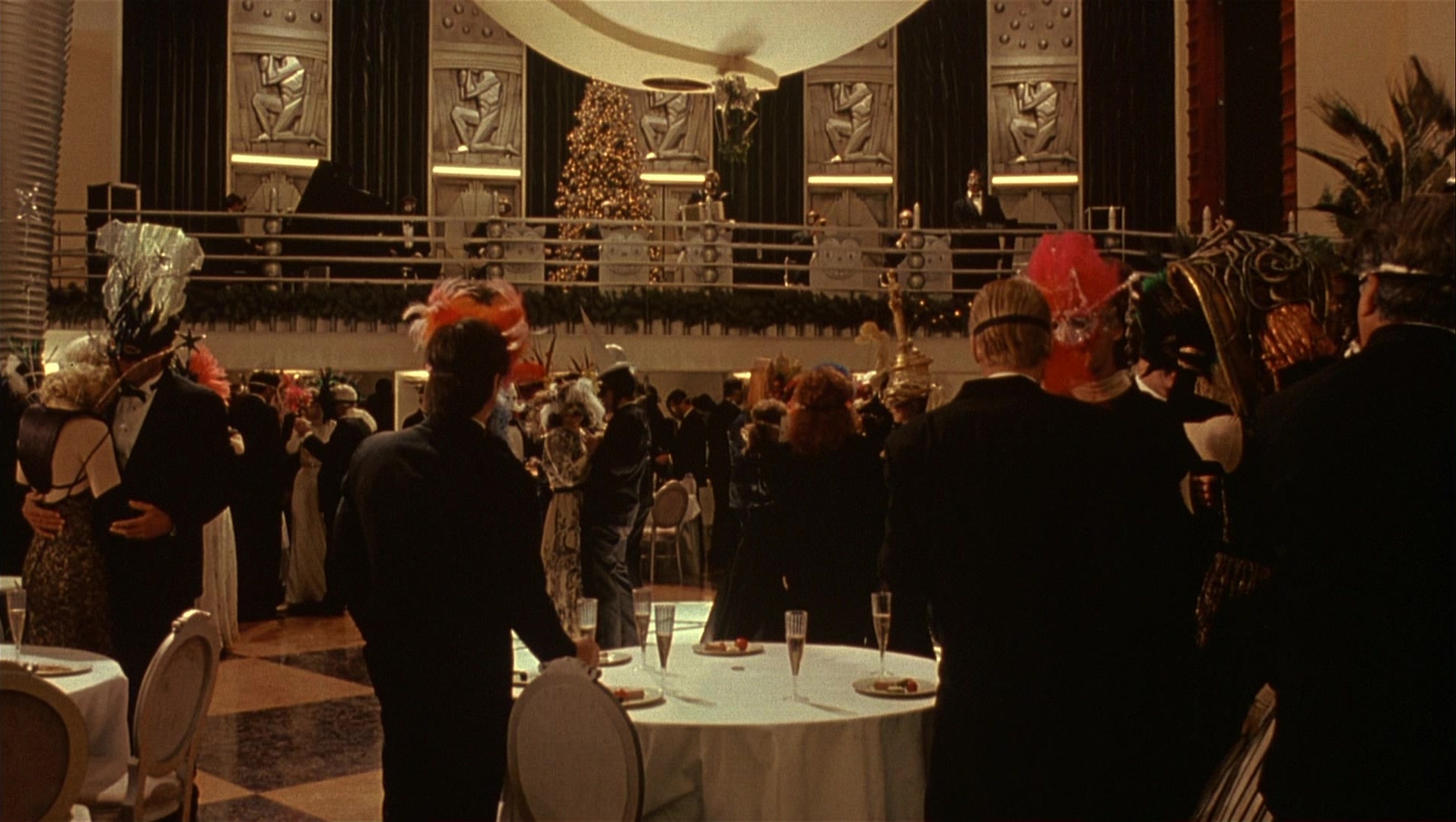 Batman Returns (1992), wide, 1.77:1 — film still